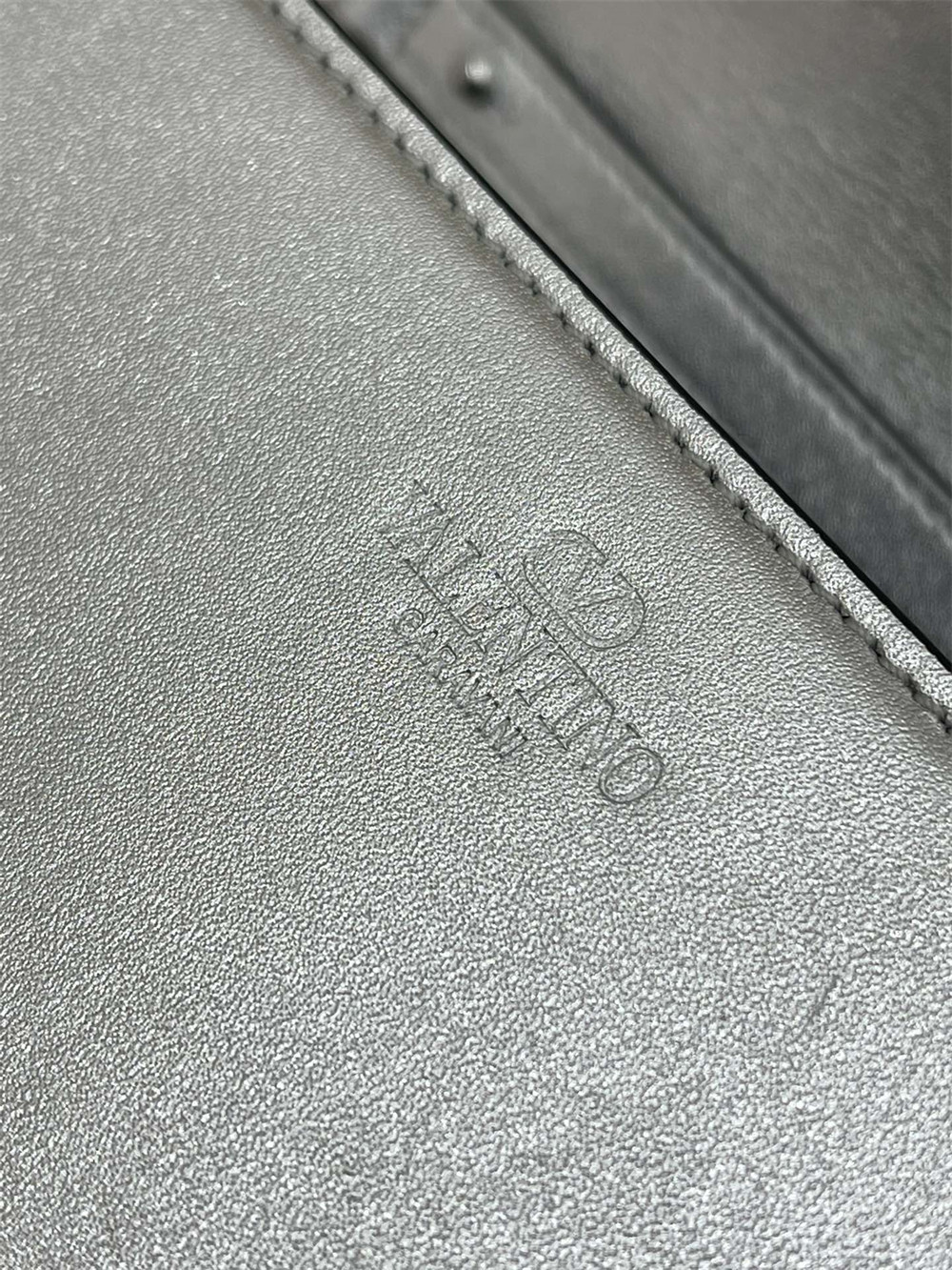 va*t*no GARAVANI LOCÒ CALFSKIN SHOULDER SMALL BAG SILVER 22 x 16  x 7 cm