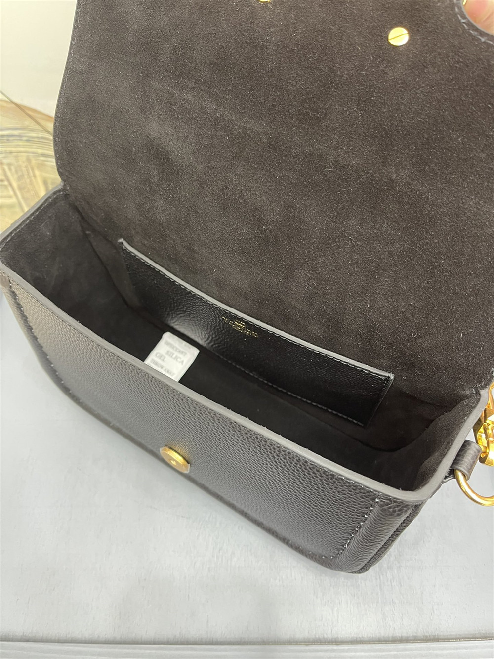 va*t*no GARAVANI ALLTIME GRAINY CALFSKIN SHOULDER BAG BLACK 23.5x18X8cm