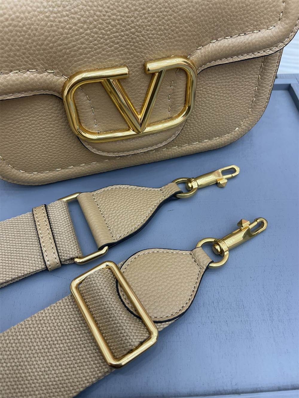 va*t*no GARAVANI ALLTIME GRAINY CALFSKIN SHOULDER BAG APRICOT