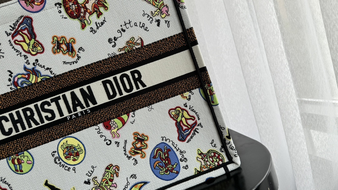 Large D*0r BOOK TOTE WHITE MULTICOLOR DRAGON ZODIAC EMBROIDER 16.5 x 14 x 7.5 inches