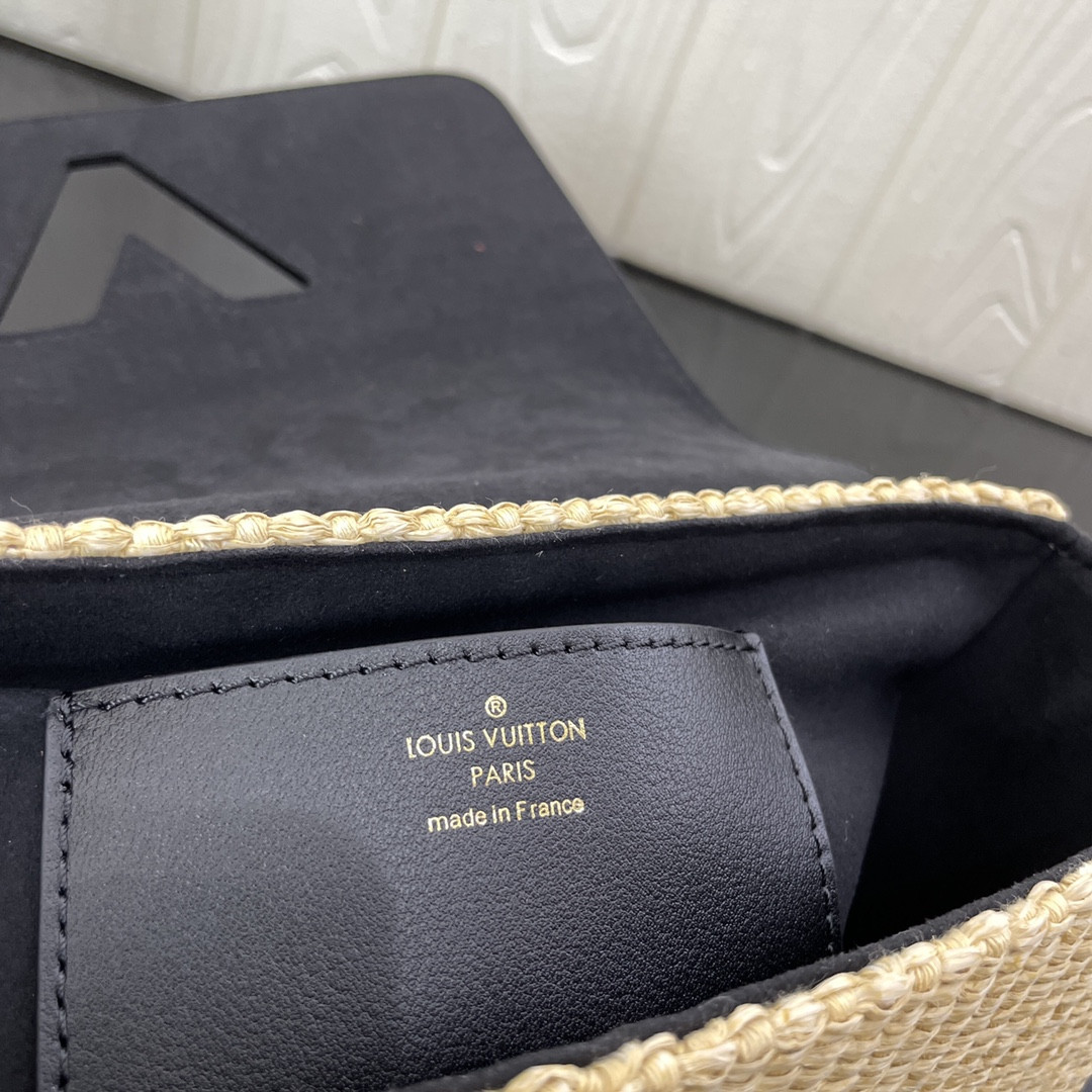 L0*is V*t0n GO-14 MM Black 9.1 x 6.3 x 3.9 inches