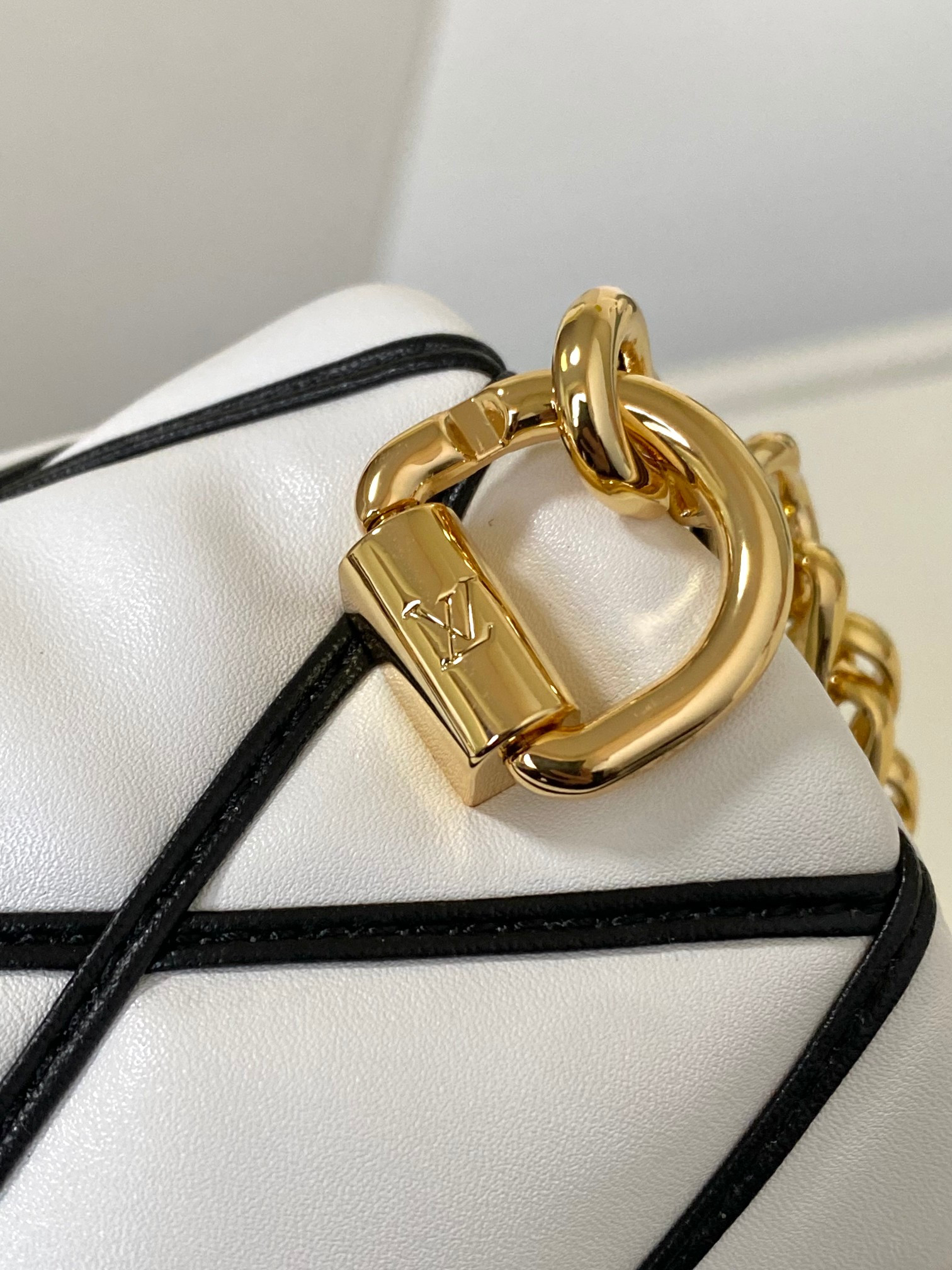 L0*is V*t0n M23762 Pico GO-14 5.9 x 3.9 x 2.6 inches