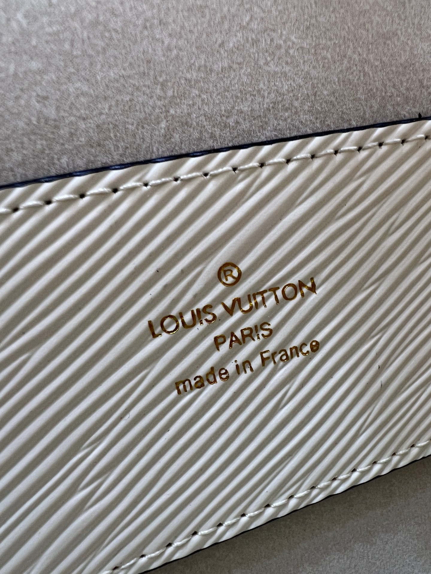 L0*is V*t0n Twist MM white 9.1 x 6.7 x 3.7 inches