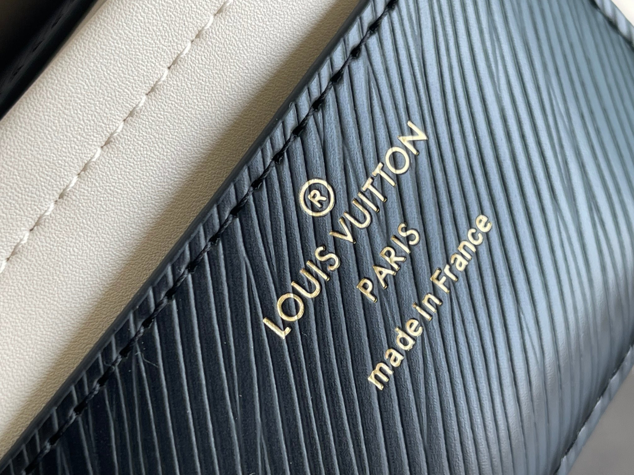 L0*is V*t0n M21025 Twist MM 9.1 x 6.7 x 3.7 inches