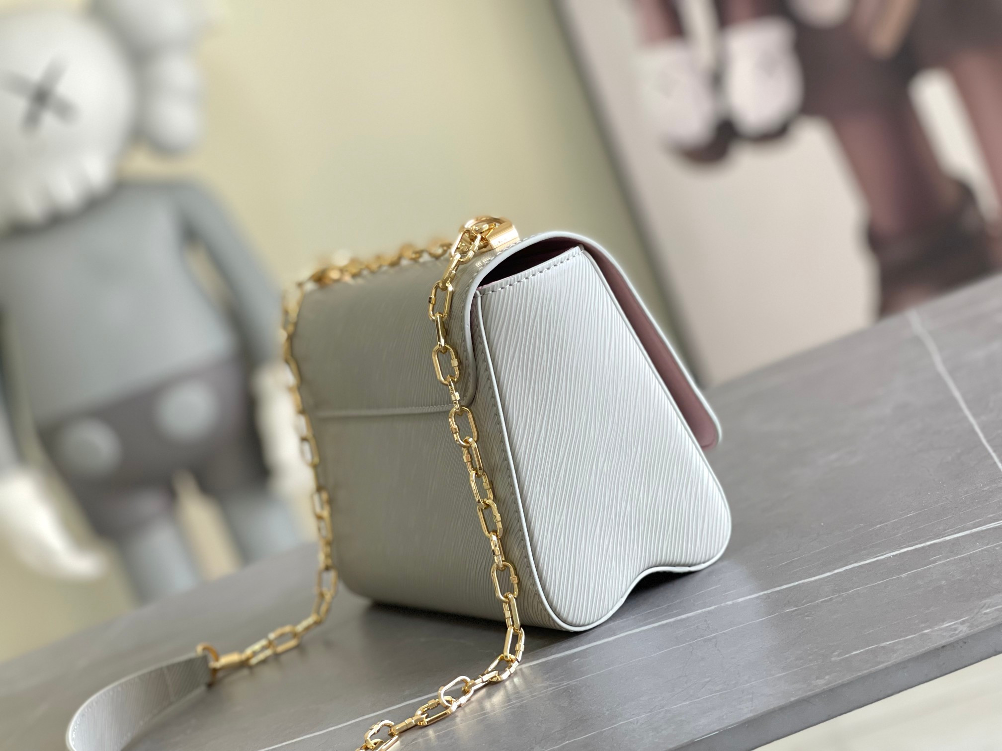 L0*is V*t0n Twist MM white 9.1 x 6.7 x 3.7 inches