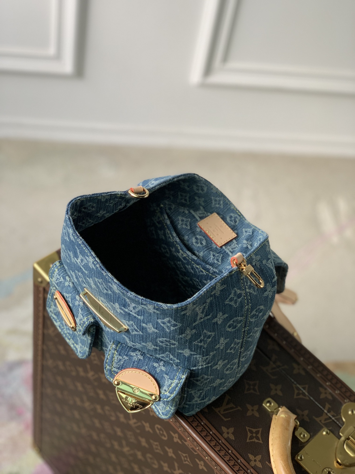 L0*is V*t0n M46836 Venice 9.4 x 10.2 x 2.8 inches