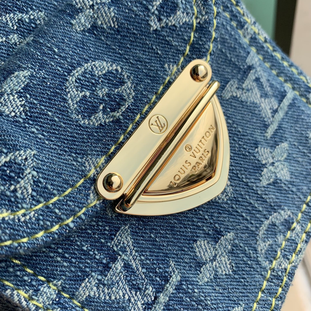 L0*is V*t0n M82948 Fairfax Pochette 5.5 x 7.1 x 1.1 inches