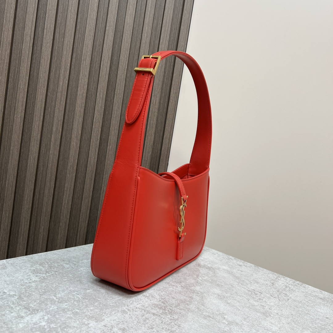 Y*L LE 5 À 7 IN SMOOTH LEATHER SHINY RED 9 X 6.3 X 2.5 INCHES