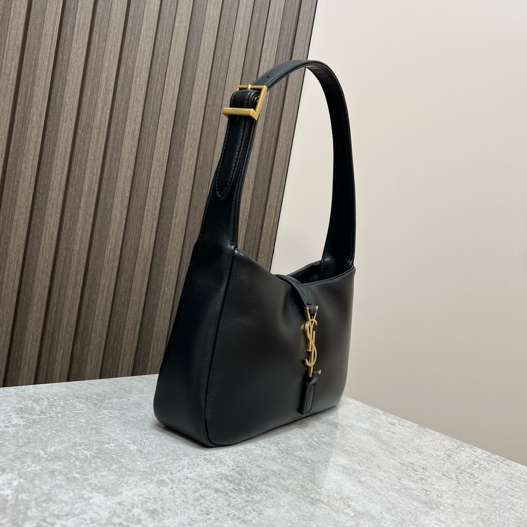 Y*L LE 5 À 7 IN SMOOTH LAMBSKIN black 9 X 6.3 X 2.5 INCHES