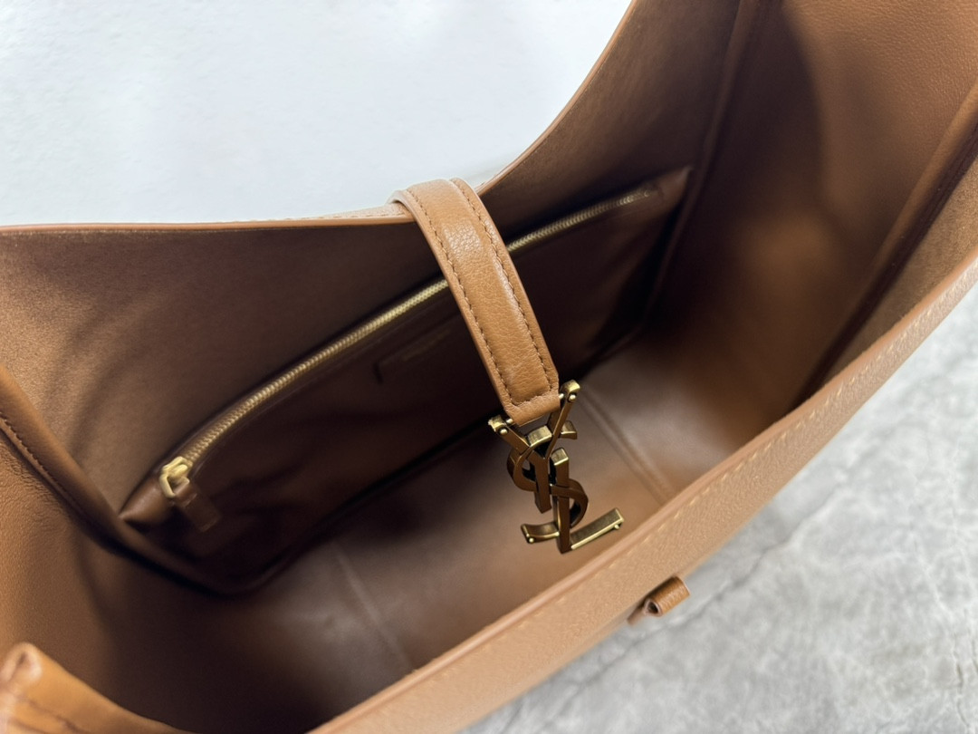 Y*L LE 5 À 7 S*pPLE LARGE IN SMOOTH LEATHER DUSTY GREY 11.8" X 11" X 4.3"