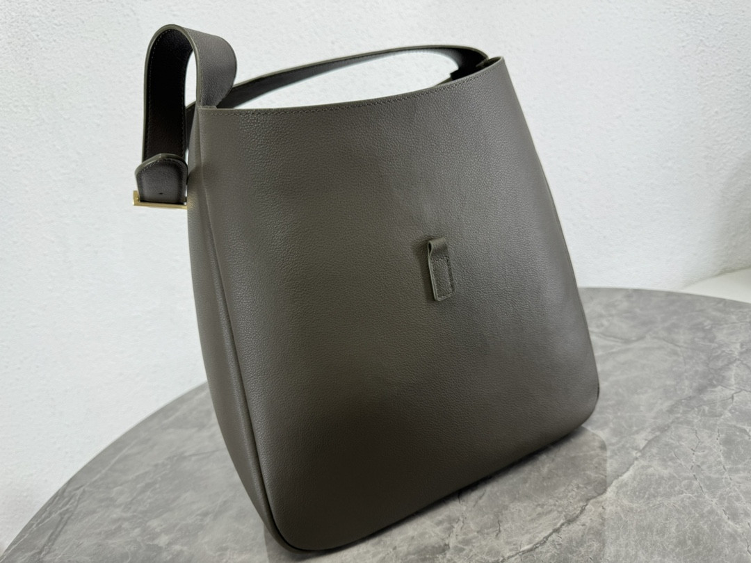 Y*L LE 5 À 7 S*pPLE LARGE IN SMOOTH LEATHER LIGHT MUSK 11.8" X 11" X 4.3"