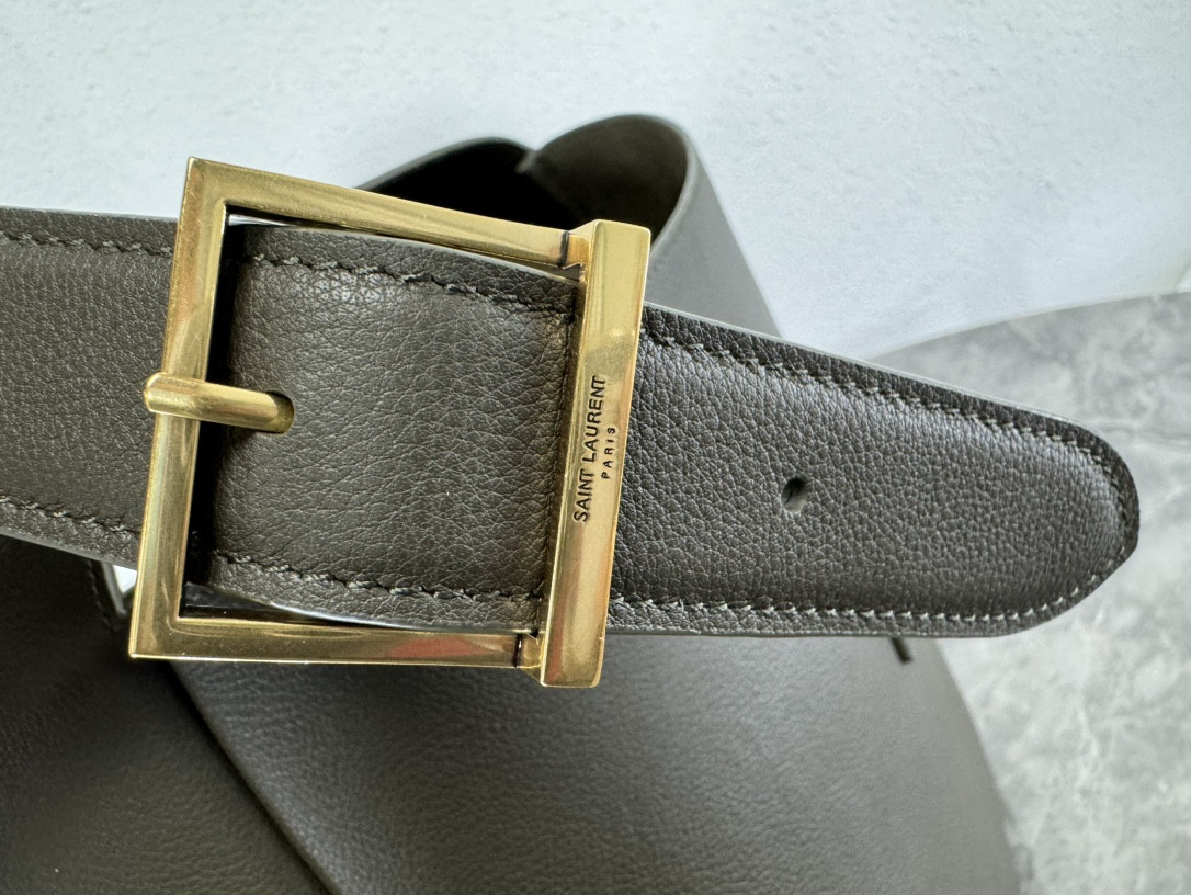 Y*L LE 5 À 7 S*pPLE LARGE IN SMOOTH LEATHER LIGHT MUSK 11.8" X 11" X 4.3"