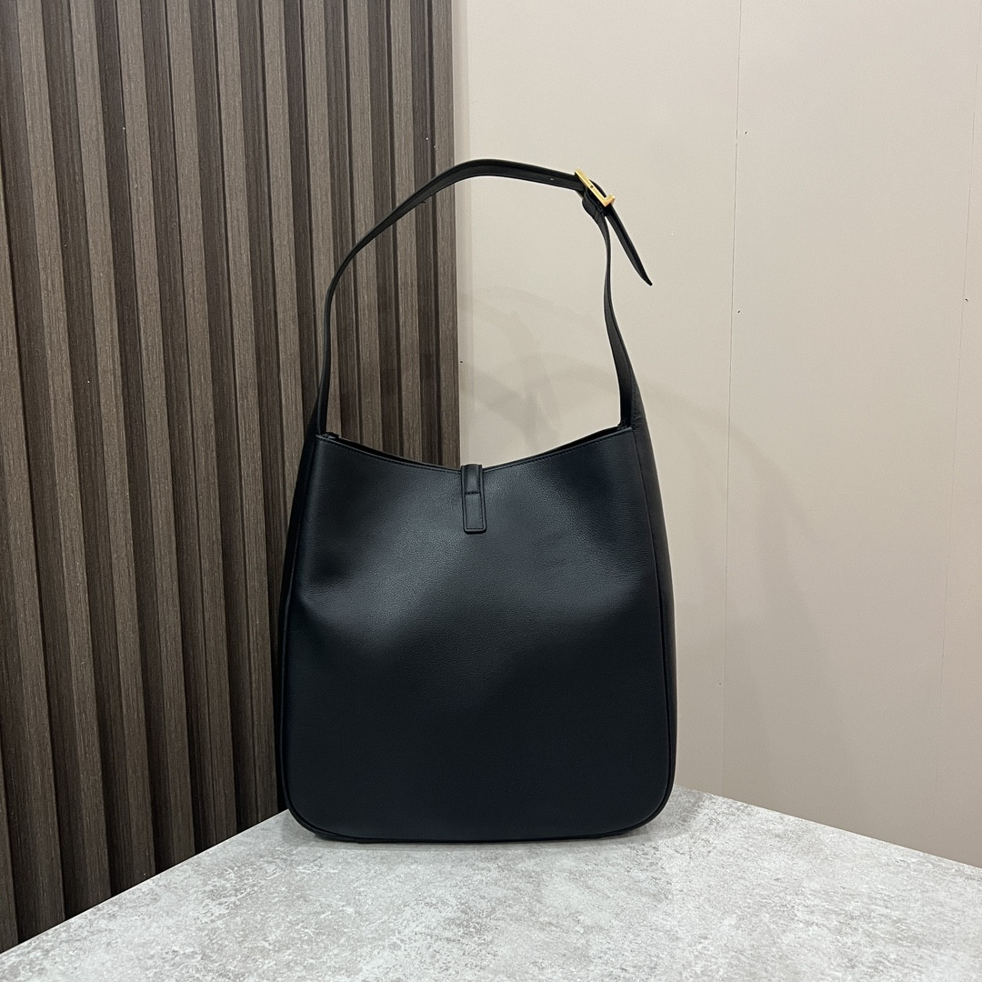 Y*L LE 5 À 7 S*pPLE LARGE IN SMOOTH LEATHER BLACK 11.8" X 11" X 4.3"