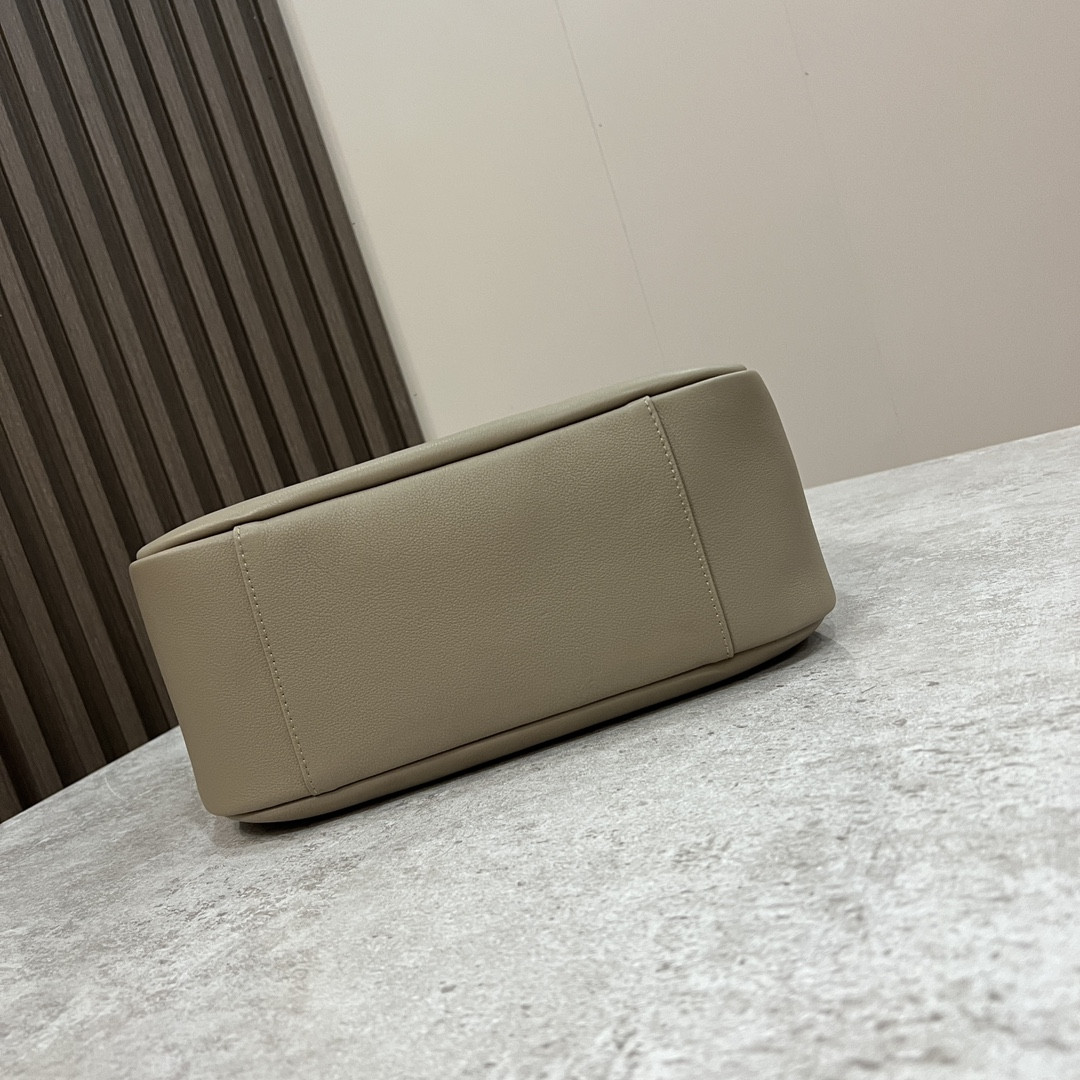 Y*L LE 5 À 7 S*pPLE LARGE IN SMOOTH LEATHER LIGHT GRAY 11.8" X 11" X 4.3"