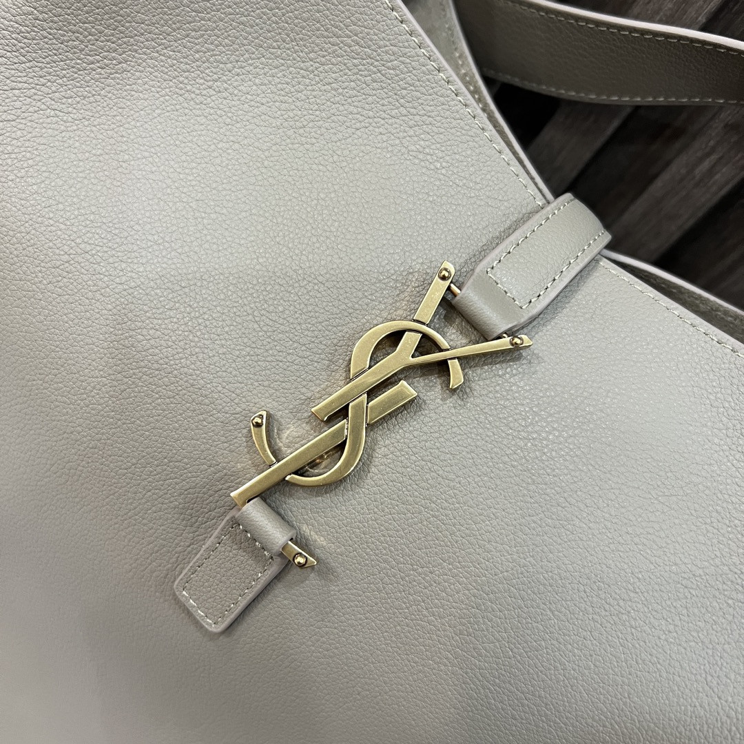 Y*L LE 5 À 7 S*pPLE LARGE IN SMOOTH LEATHER LIGHT GRAY 11.8" X 11" X 4.3"