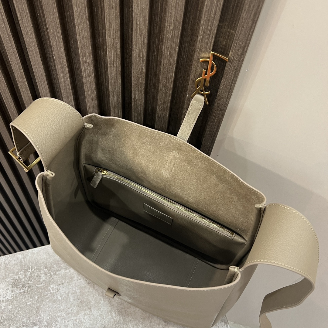 Y*L LE 5 À 7 S*pPLE LARGE IN SMOOTH LEATHER LIGHT GRAY 11.8" X 11" X 4.3"