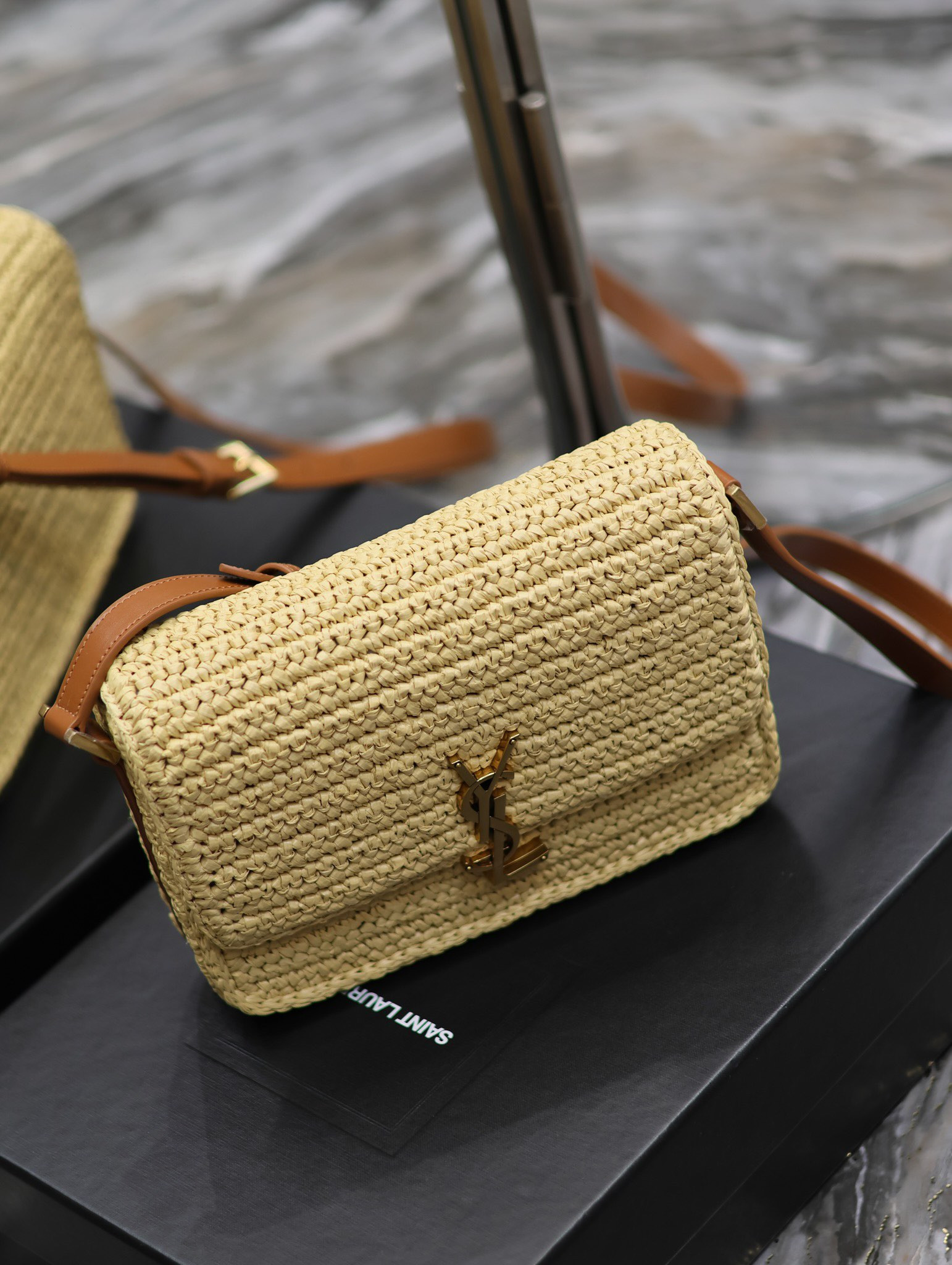 Y*L SOLFERINO MEDIUM IN RAFFIA AND VEGETABLE-TANNED LEATHER NATUREL AND BRICK 9.1 X 6.3 X 2.4 INCHES