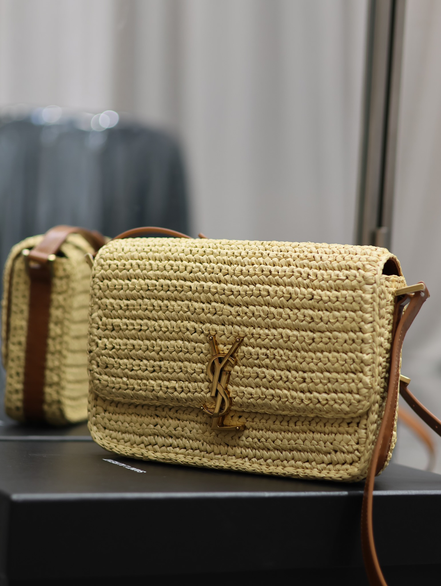 Y*L SOLFERINO MEDIUM IN RAFFIA AND VEGETABLE-TANNED LEATHER NATUREL AND BRICK 9.1 X 6.3 X 2.4 INCHES