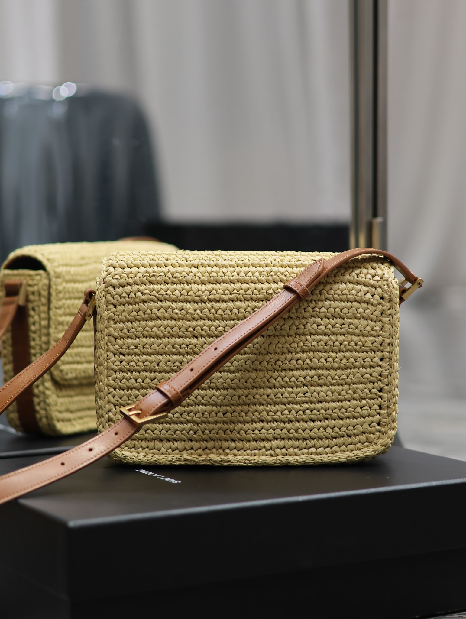 Y*L SOLFERINO MEDIUM IN RAFFIA AND VEGETABLE-TANNED LEATHER NATUREL AND BRICK 9.1 X 6.3 X 2.4 INCHES