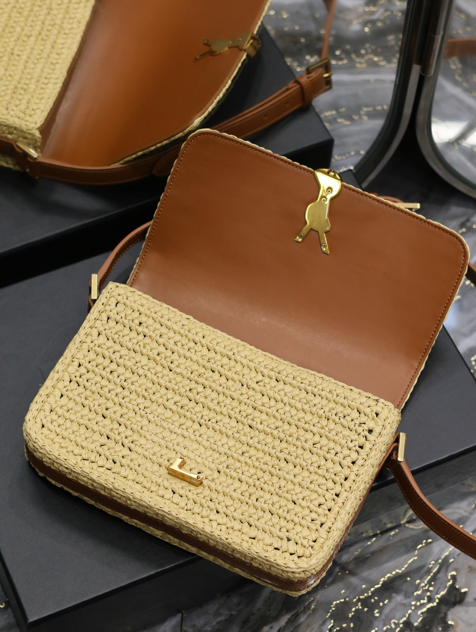 Y*L SOLFERINO MEDIUM IN RAFFIA AND VEGETABLE-TANNED LEATHER NATUREL AND BRICK 9.1 X 6.3 X 2.4 INCHES