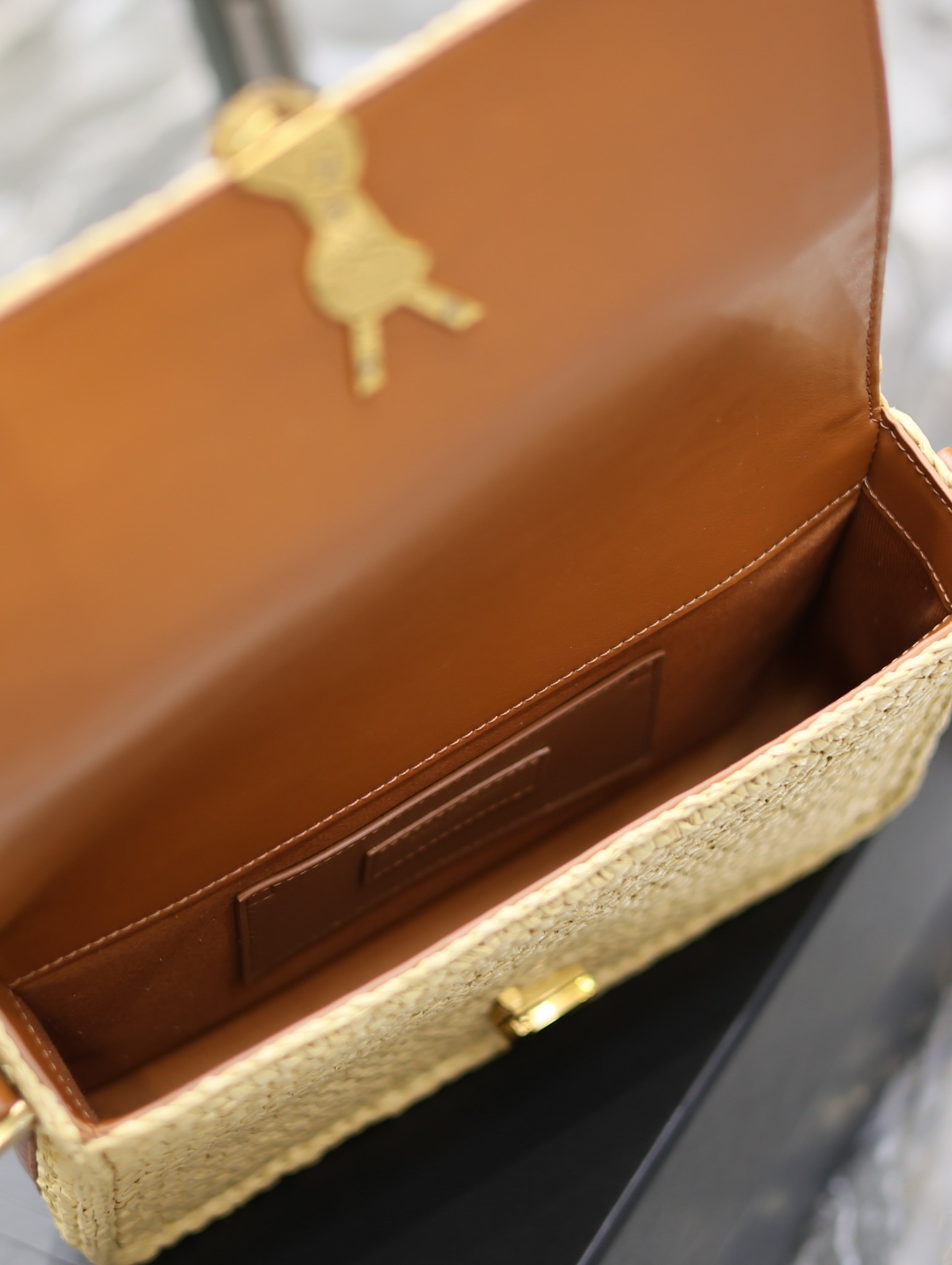 Y*L SOLFERINO MEDIUM IN RAFFIA AND VEGETABLE-TANNED LEATHER NATUREL AND BRICK 9.1 X 6.3 X 2.4 INCHES