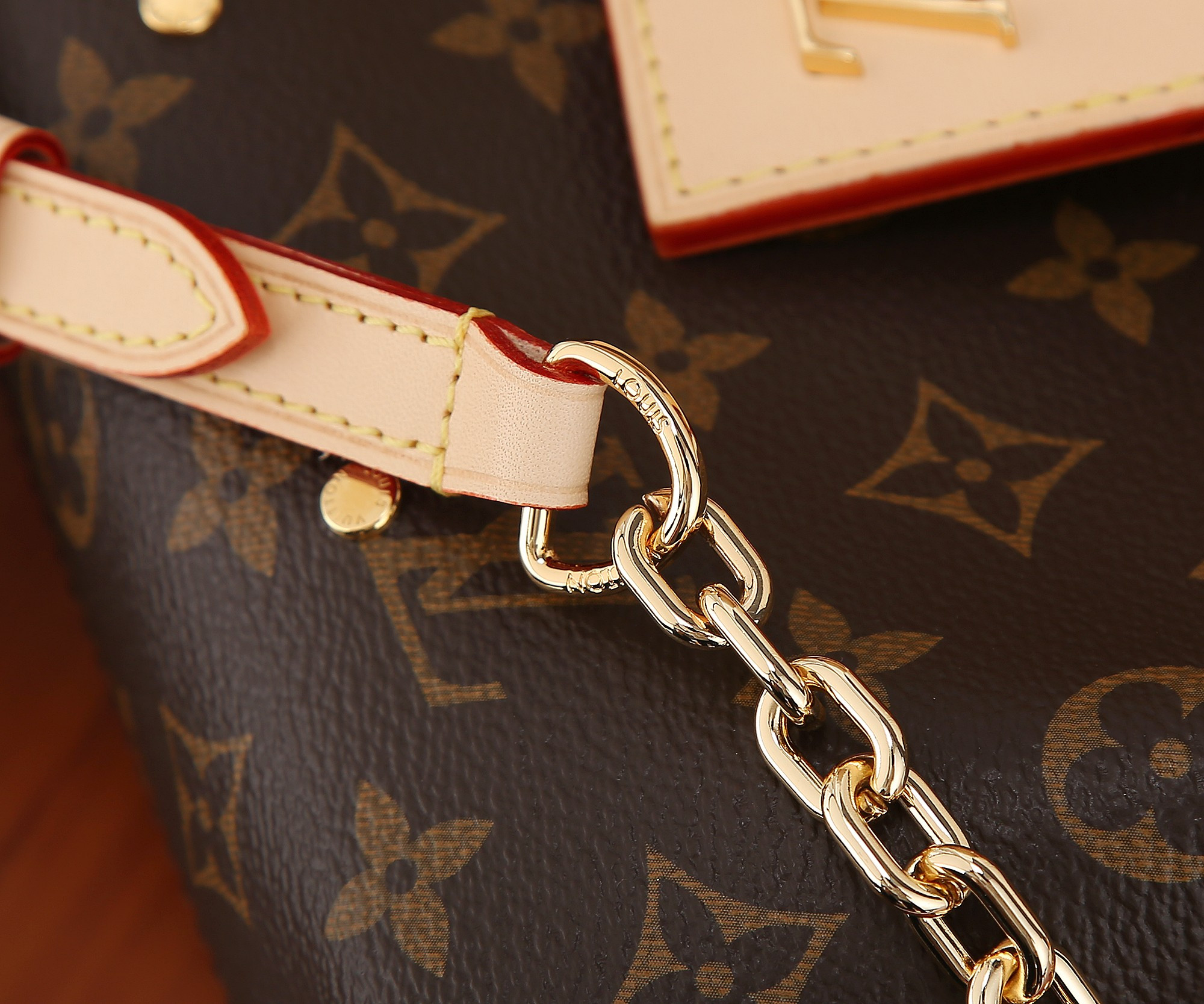 L0*is V*t0n M46816 Atlantis BB 17 x 17 x 7 cm