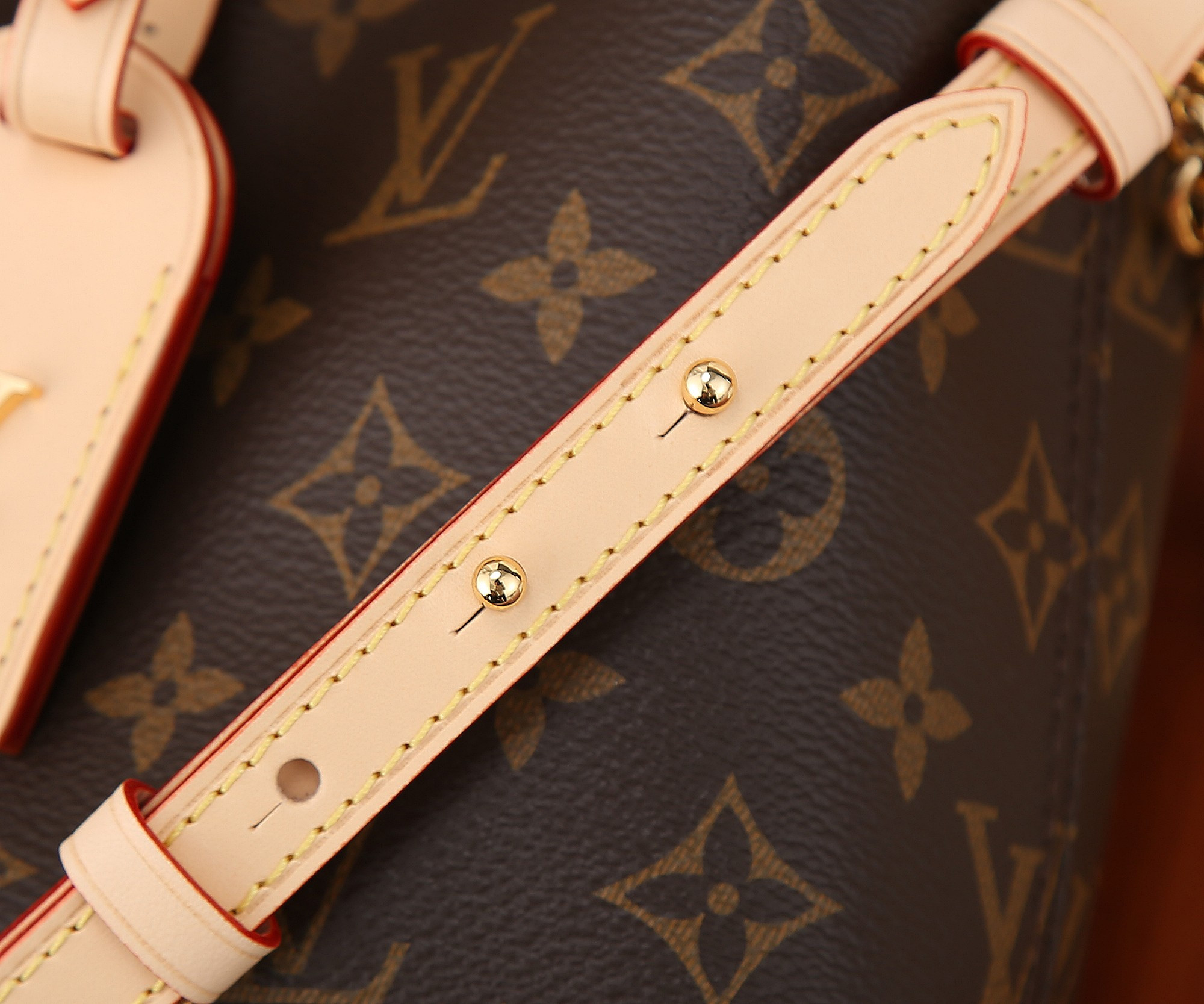 L0*is V*t0n M46816 Atlantis BB 17 x 17 x 7 cm