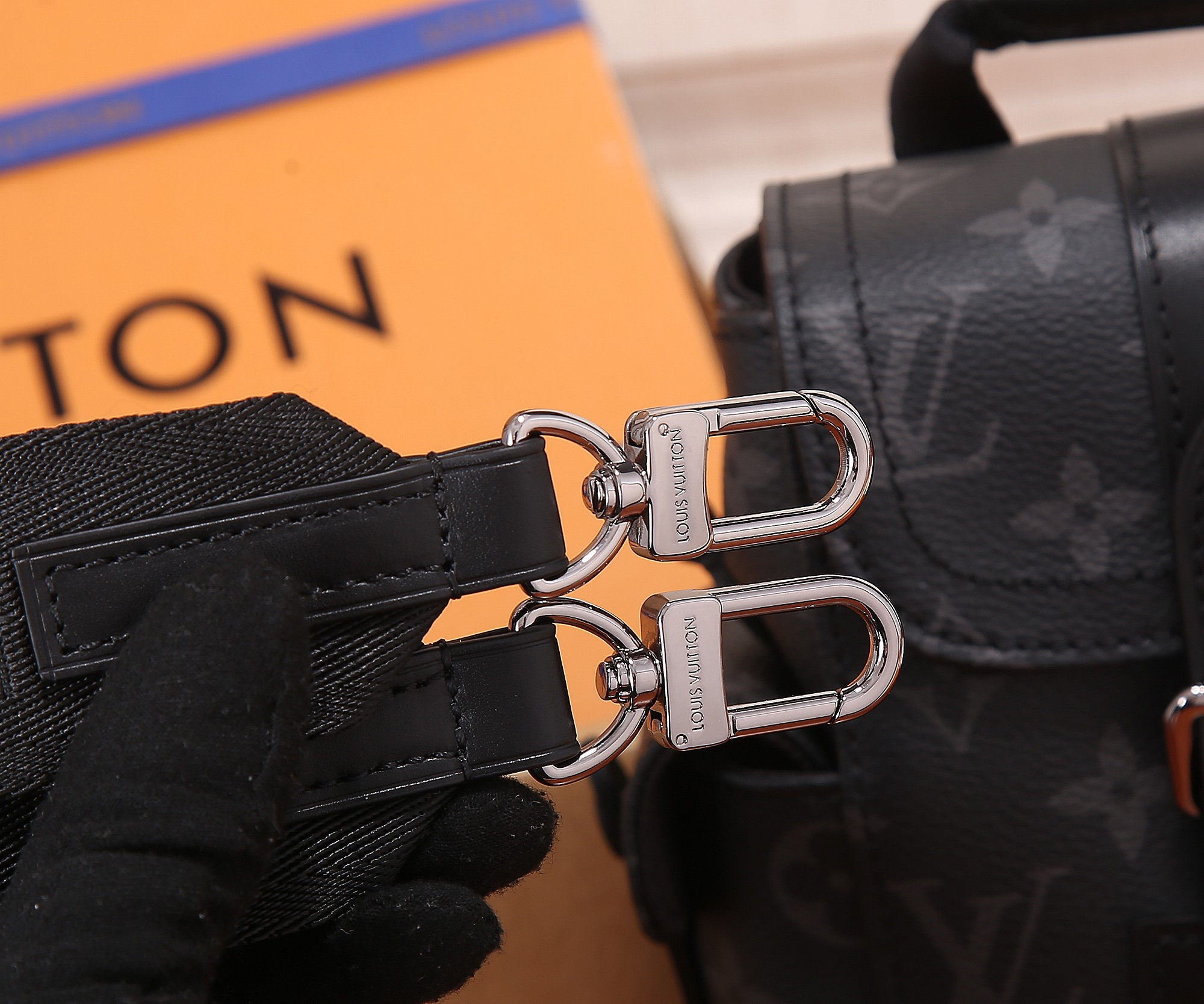 L0*is V*t0n LV M82769 Nano Christopher 14 x 19 x 6 cm