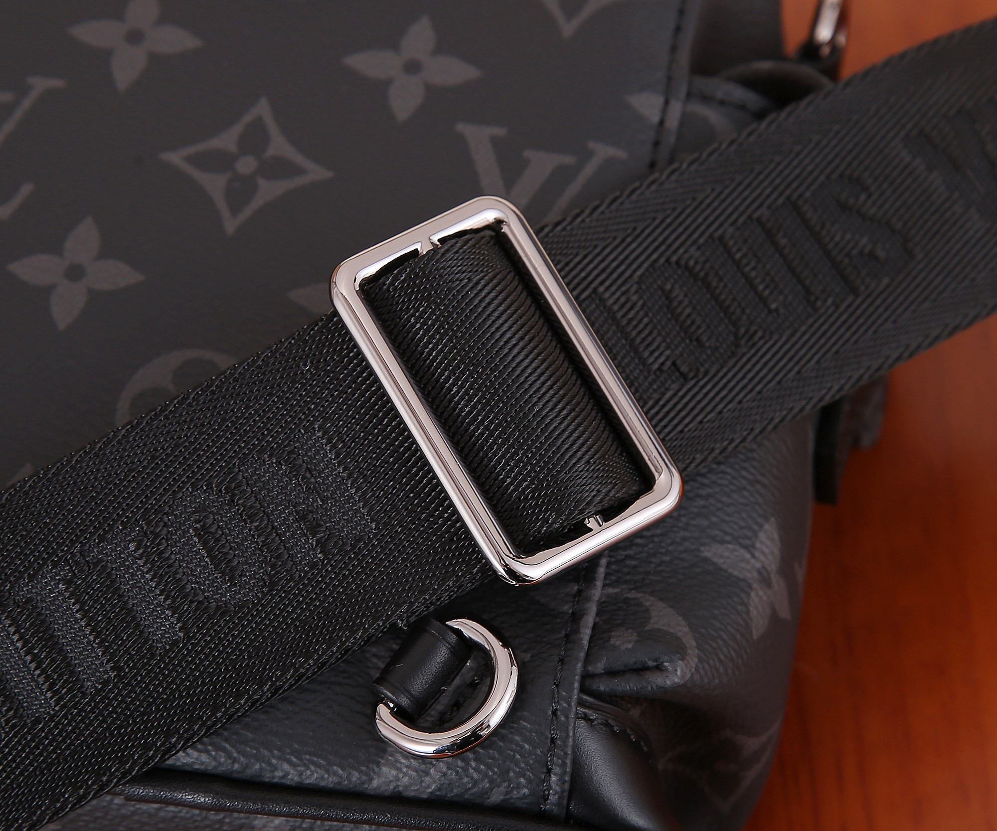 L0*is V*t0n LV M82769 Nano Christopher 14 x 19 x 6 cm