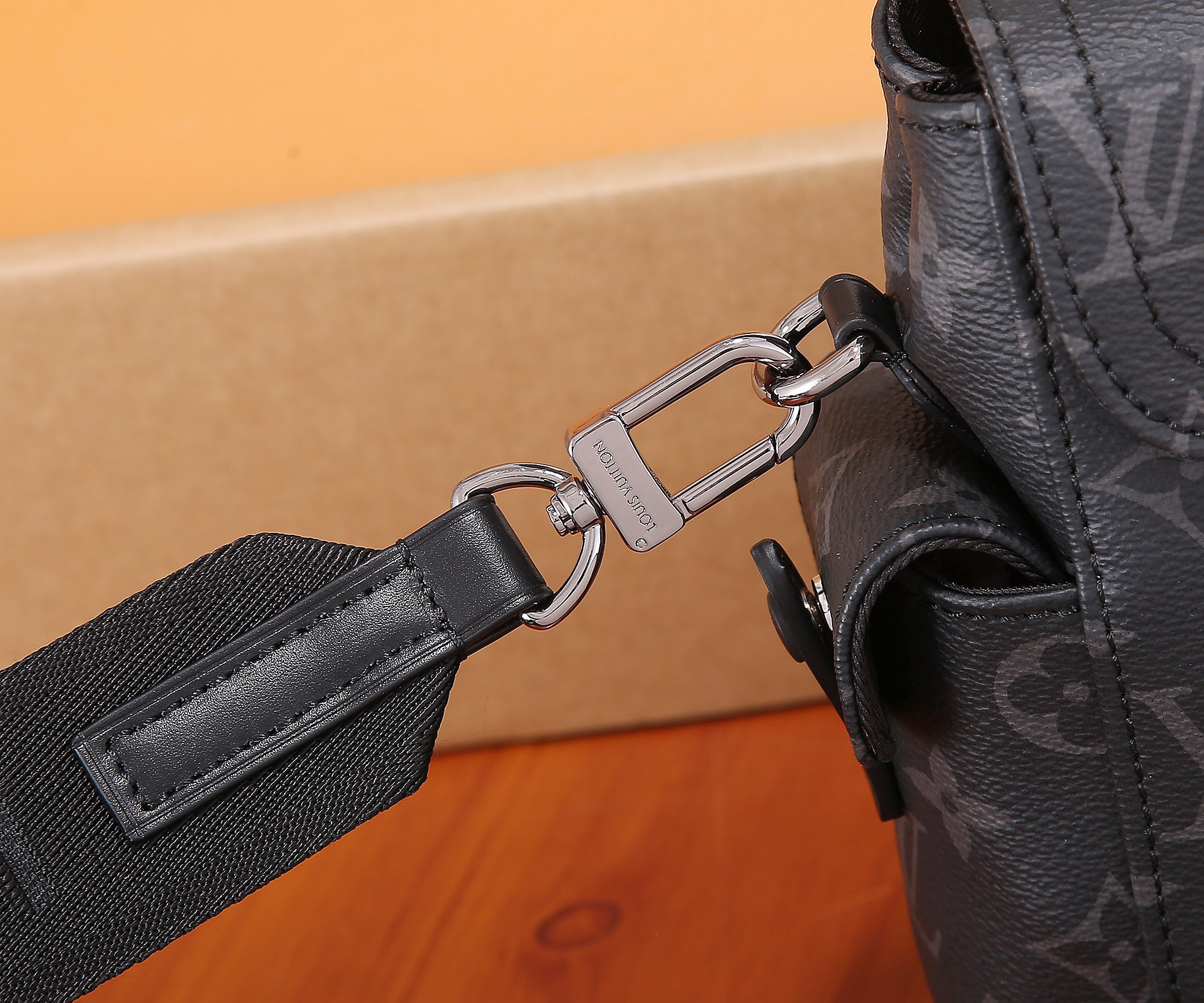 L0*is V*t0n LV M82769 Nano Christopher 14 x 19 x 6 cm