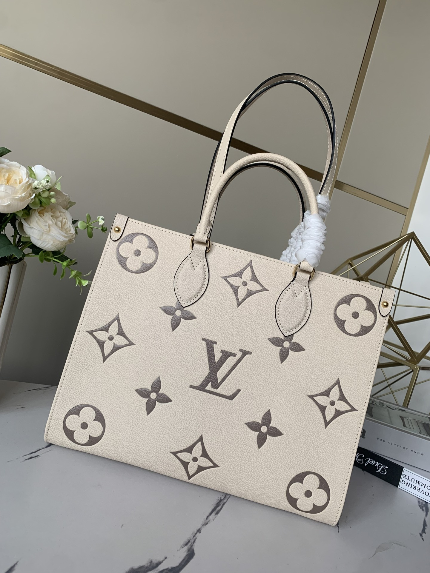 LV Onthego MM M45493 13.8 x 10.6 x 5.5 inches