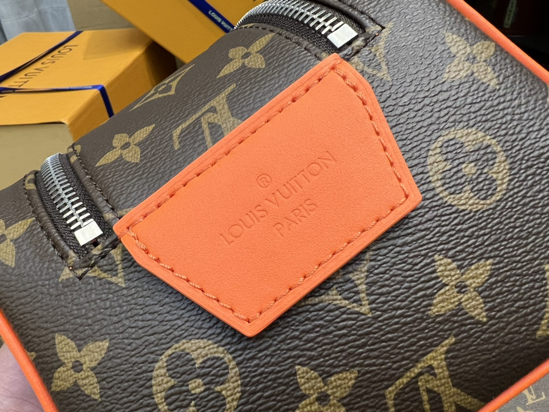 L0*is V*t0n M44495 Dopp Kit Toilet Pouch 28 x 15 x 16.5 cm