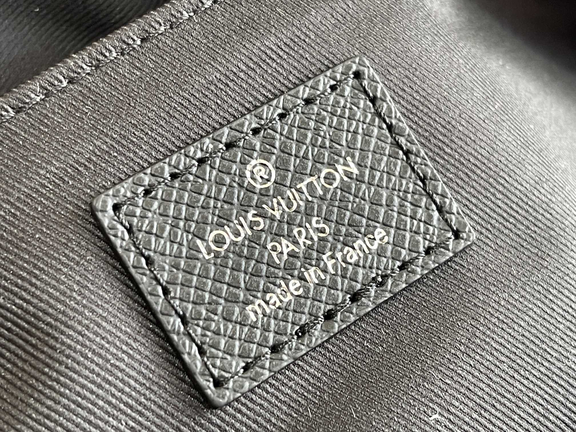 LV M30233 Outdoor Messenger 10.2 x 7.9 x 4.1 inches