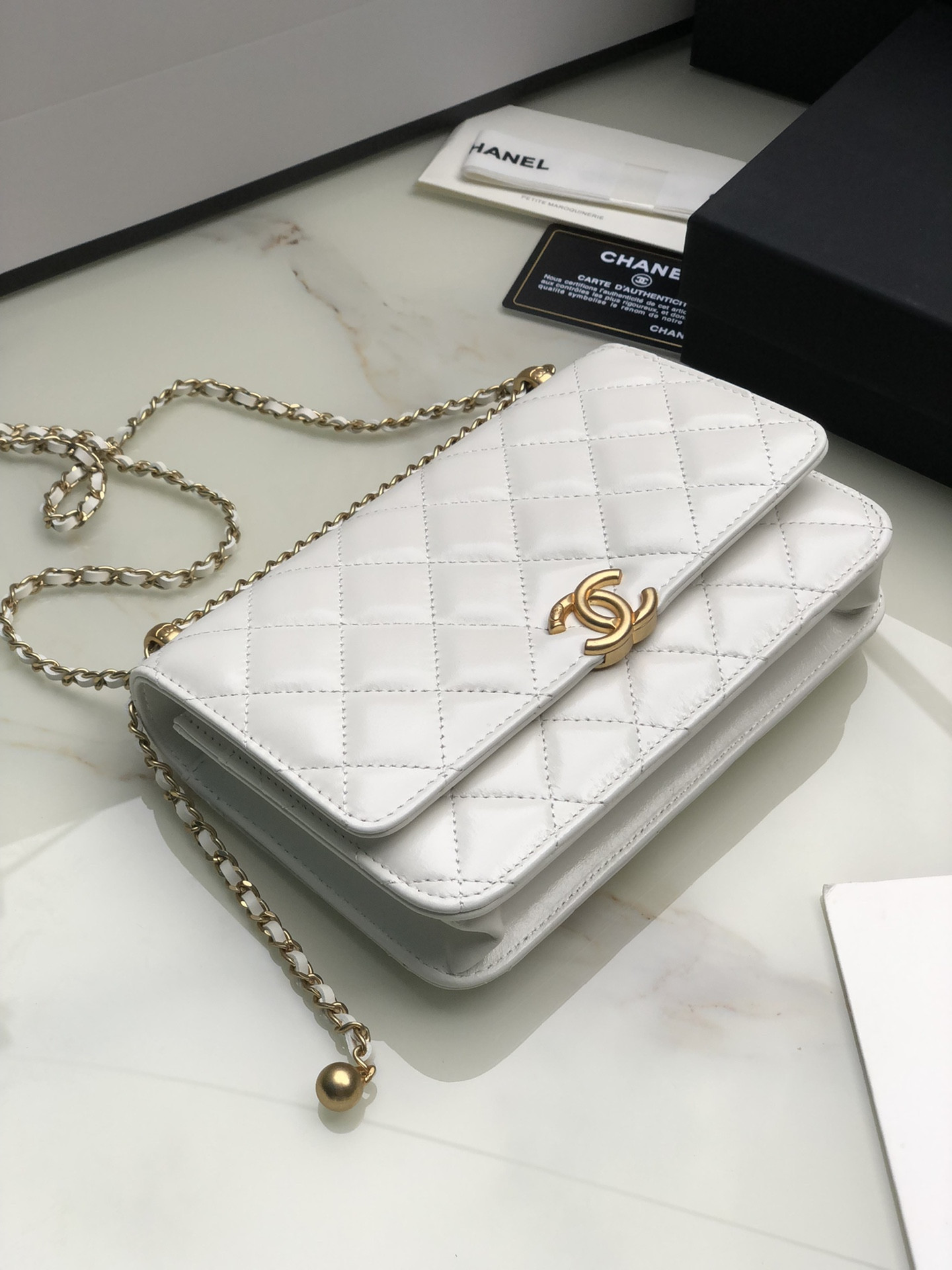 Ch*el CLASSIC WALLET ON CHAIN WHITE 4.8 × 7.5 × 1.4 in