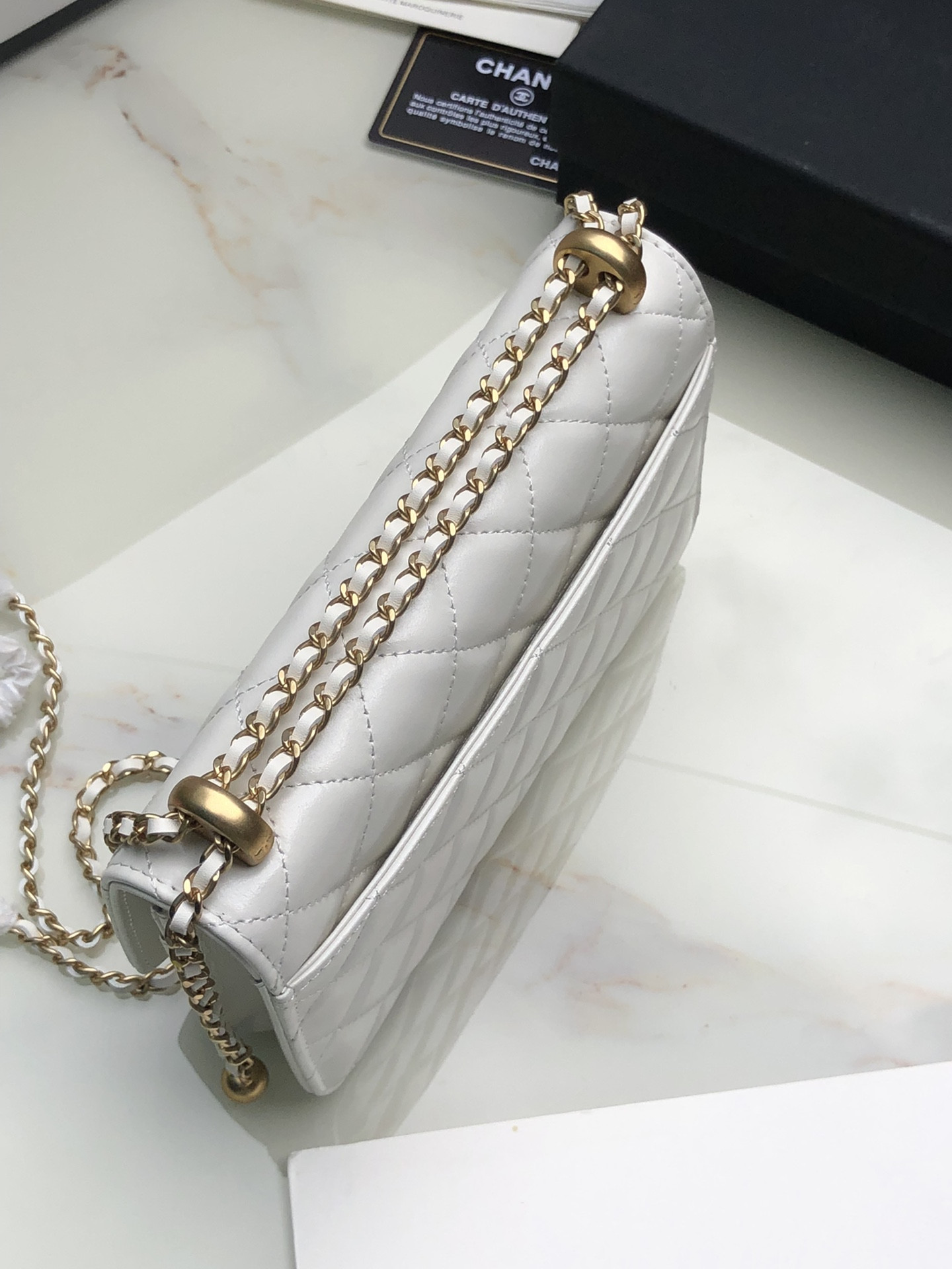 Ch*el CLASSIC WALLET ON CHAIN WHITE 4.8 × 7.5 × 1.4 in