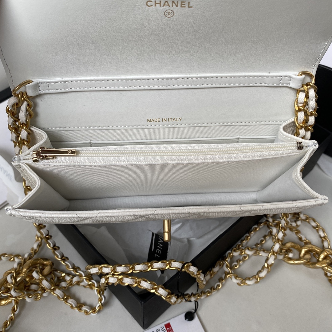 Ch*el CLASSIC WALLET ON CHAIN WHITE 4.8 × 7.5 × 1.4 in