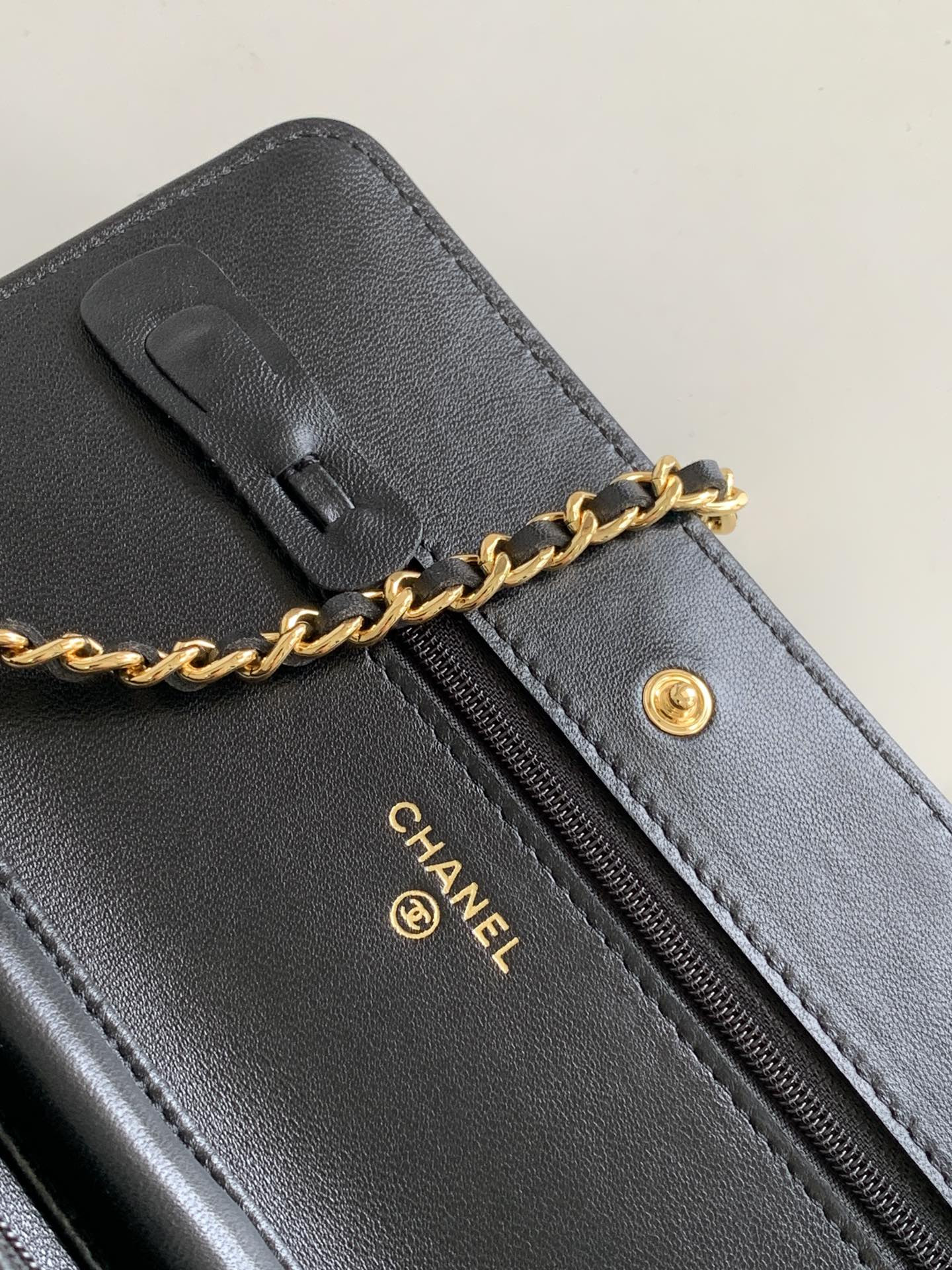Ch*el CLASSIC WALLET ON CHAIN BLACK 4.8 × 7.5 × 1.4 in