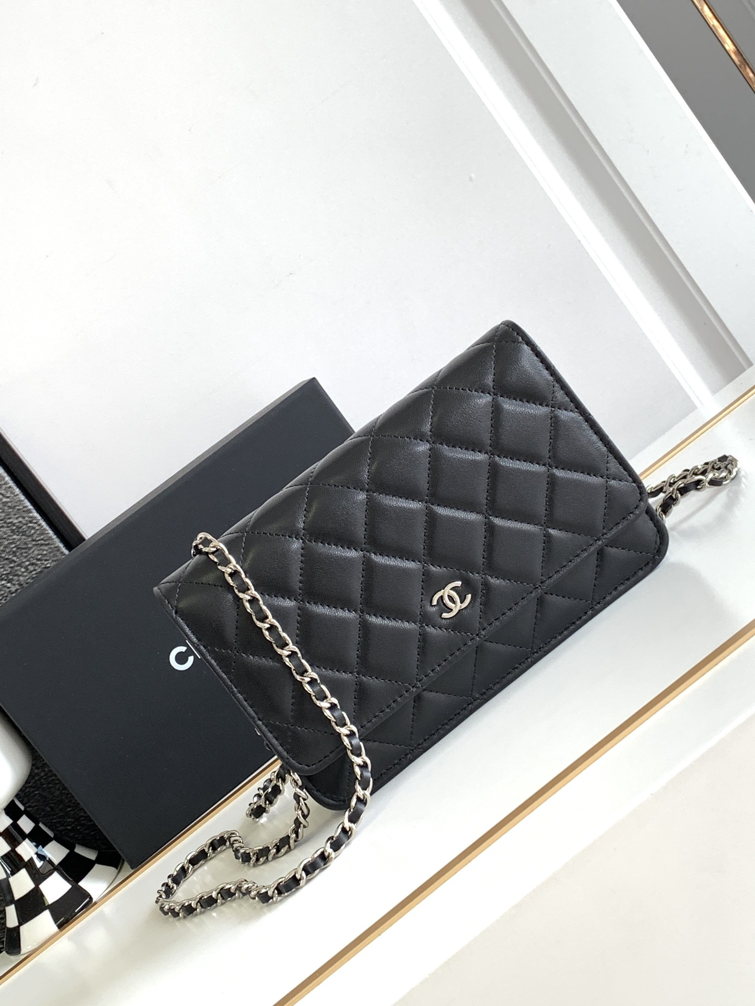 Ch*el CLASSIC WALLET ON CHAIN 4.8 × 7.5 × 1.4 in