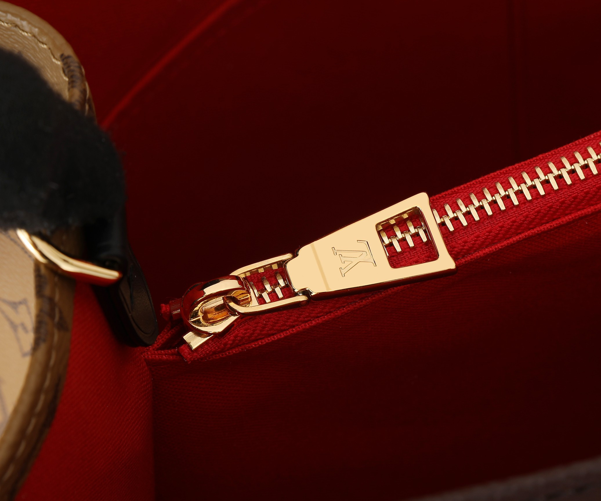 LV OnTheGo Voyage  M46823 16.9 x 13 x 7.3 inches