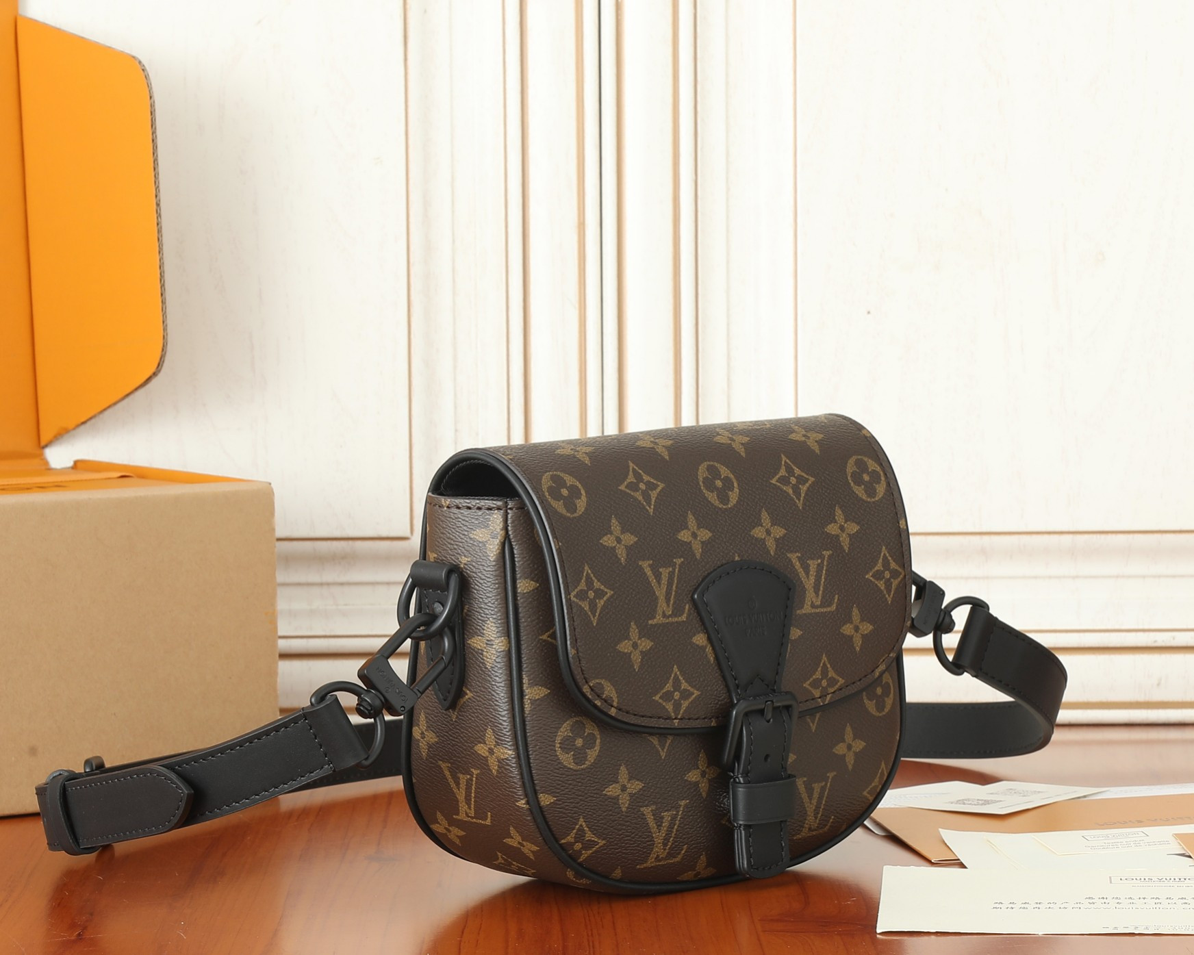 LV Montsouris Messenger PM M47060  7.9 x 6.7 x 2.8 inches