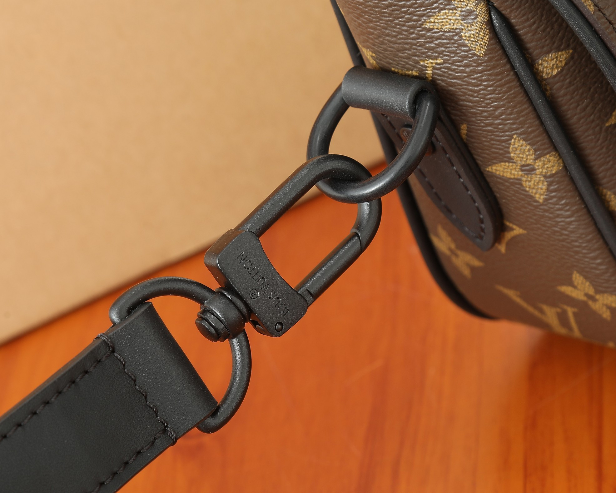 LV Montsouris Messenger PM M47060  7.9 x 6.7 x 2.8 inches