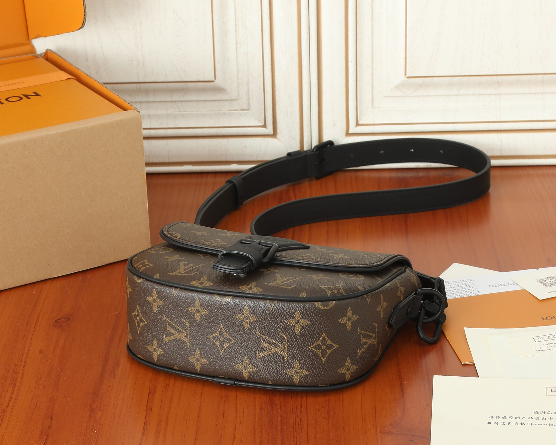 LV Montsouris Messenger PM M47060  7.9 x 6.7 x 2.8 inches