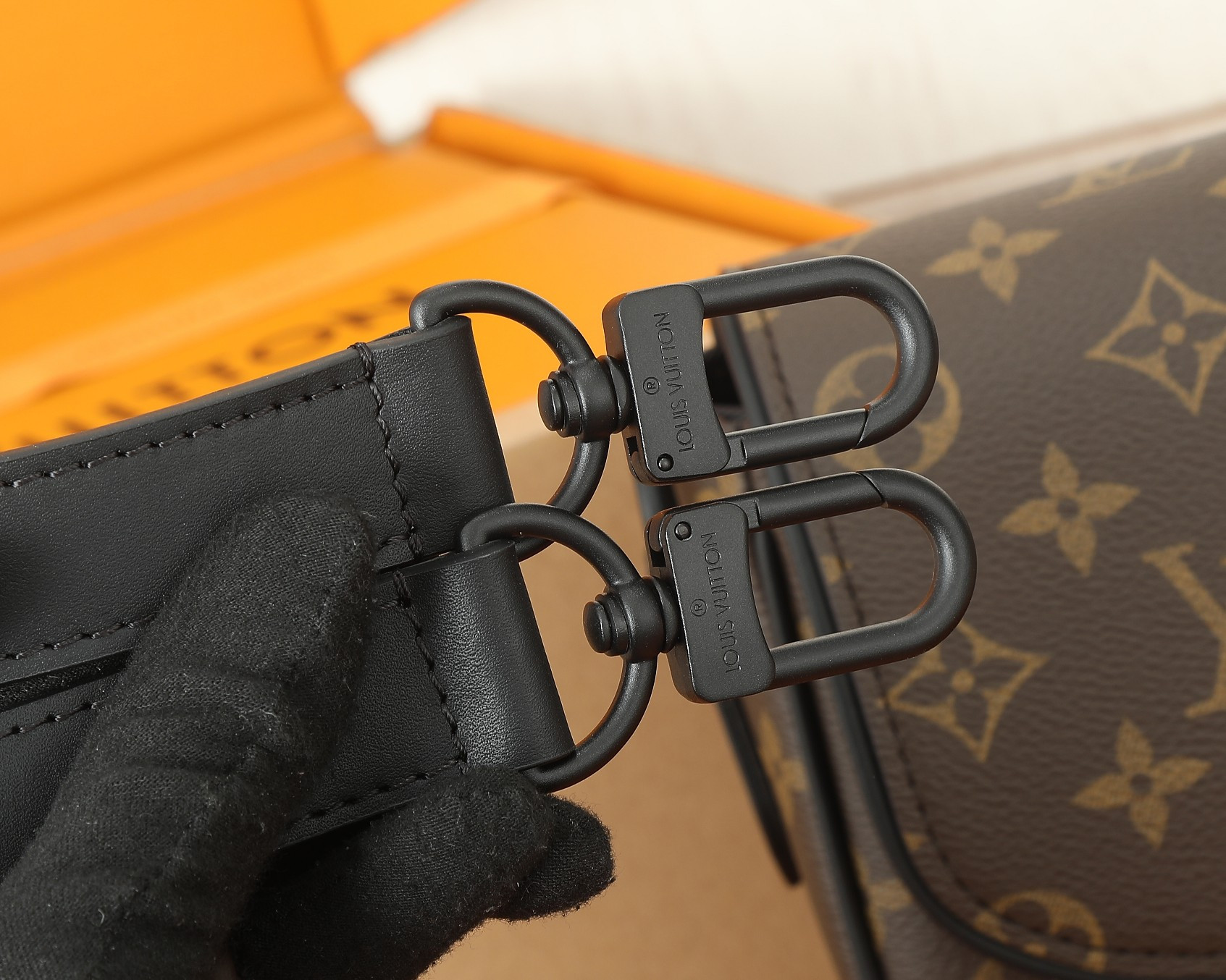 LV Montsouris Messenger PM M47060  7.9 x 6.7 x 2.8 inches