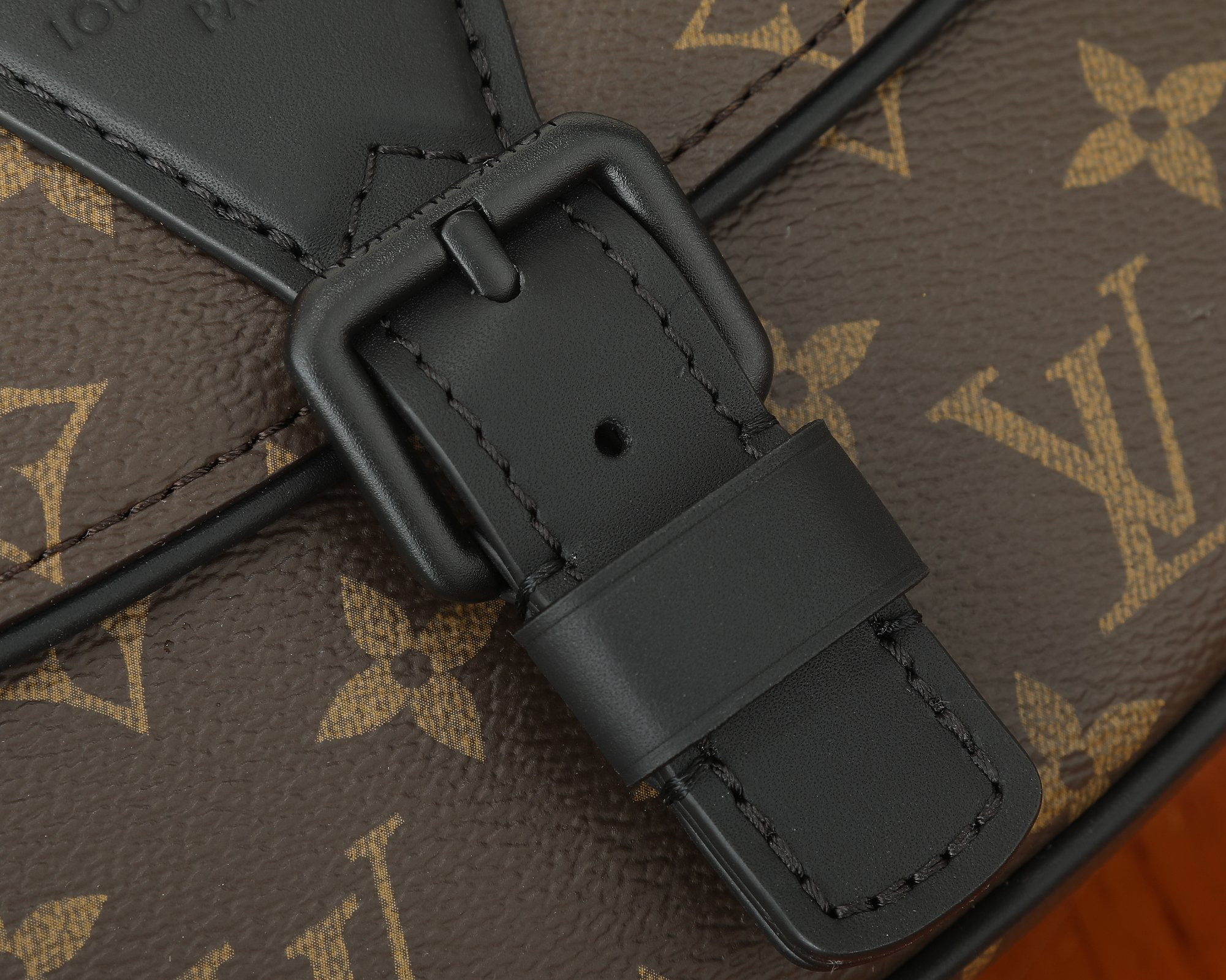 LV Montsouris Messenger PM M47060  7.9 x 6.7 x 2.8 inches