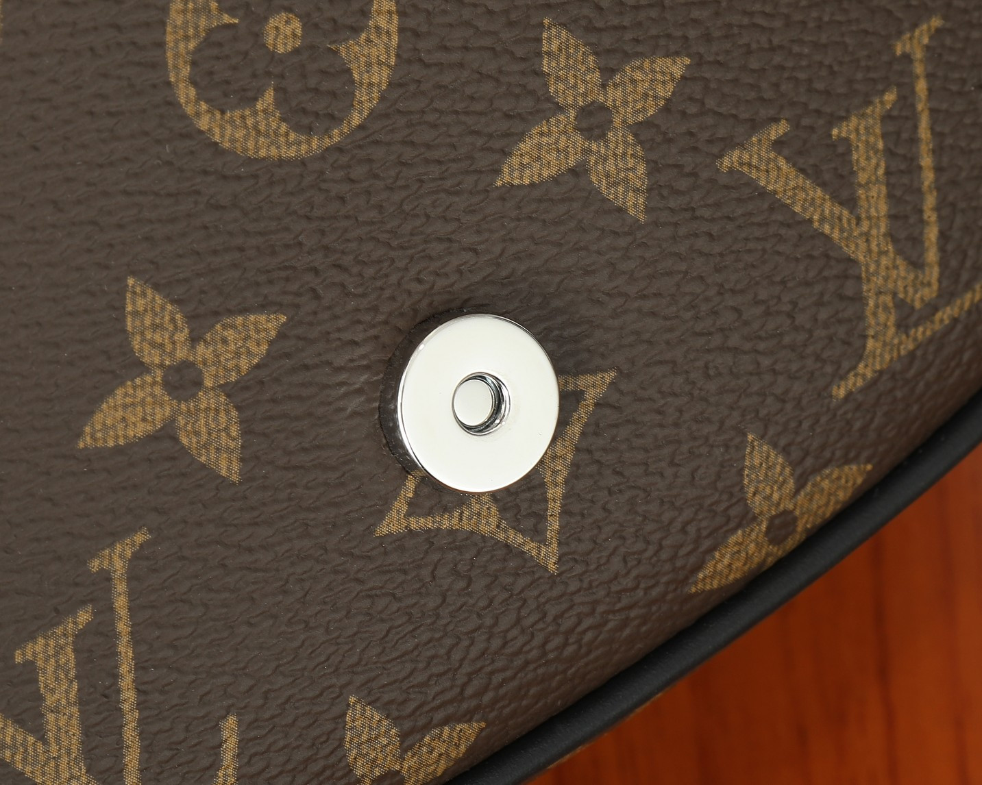 LV Montsouris Messenger PM M47060  7.9 x 6.7 x 2.8 inches