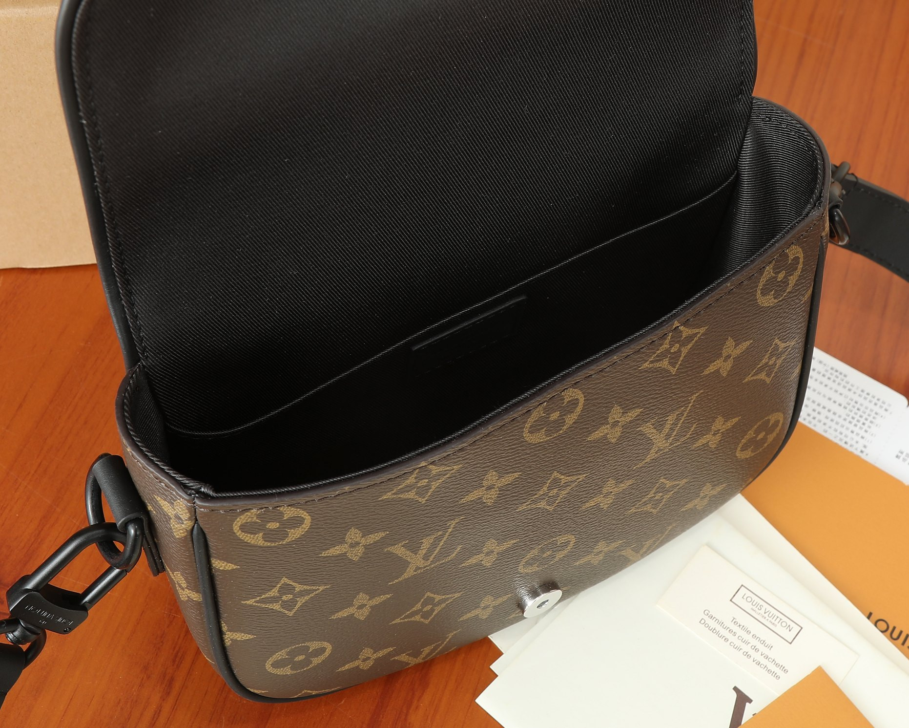 LV Montsouris Messenger PM M47060  7.9 x 6.7 x 2.8 inches