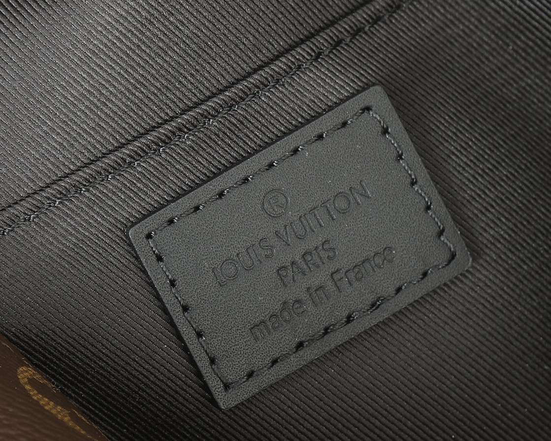 LV Montsouris Messenger PM M47060  7.9 x 6.7 x 2.8 inches