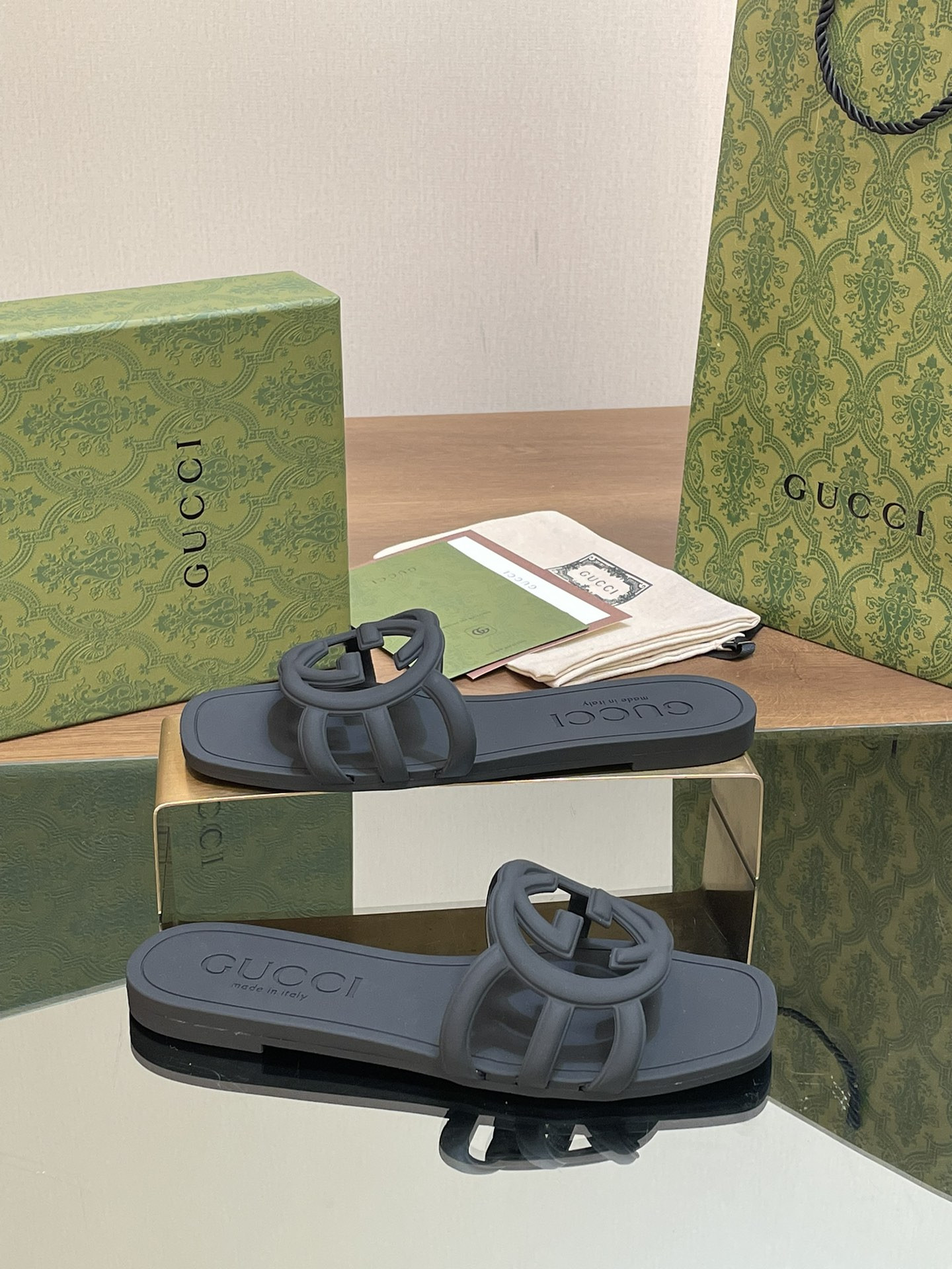 UA G*u*i INTERLOCKING G SLIDE SANDAL Black