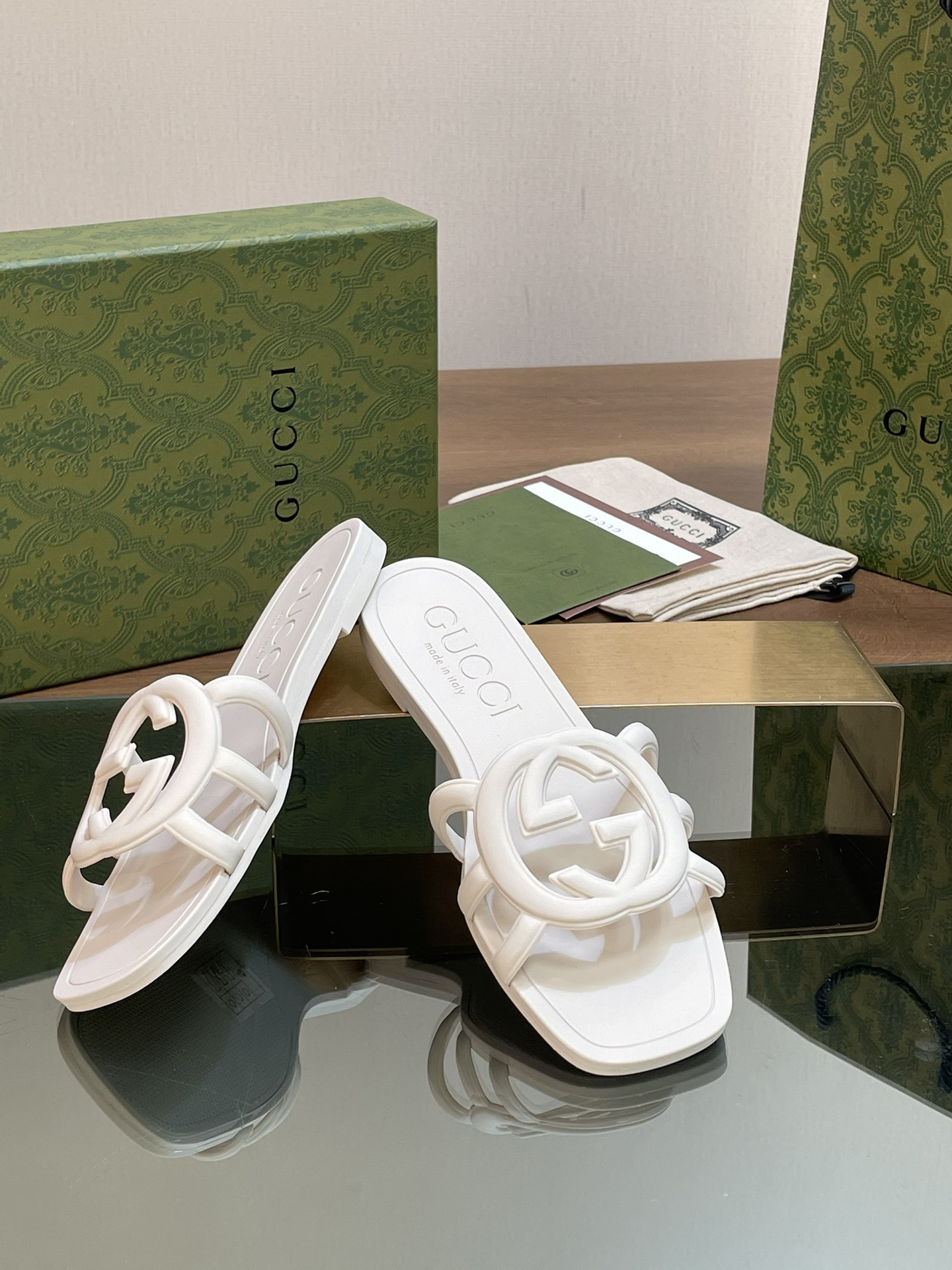 UA G*u*i INTERLOCKING G SLIDE SANDAL White