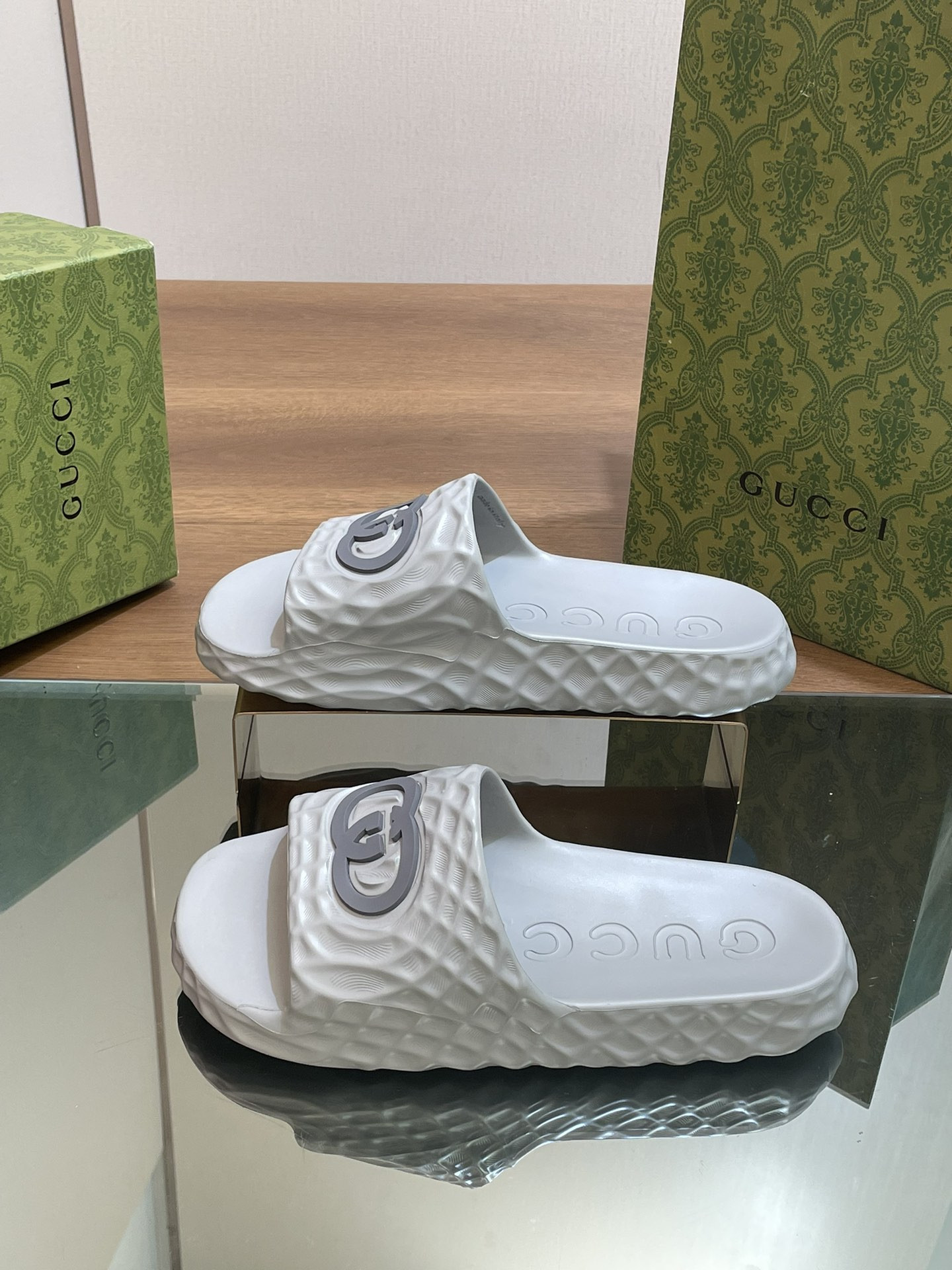 UA G*u*i INTERLOCKING G SLIDE SANDAL Gray